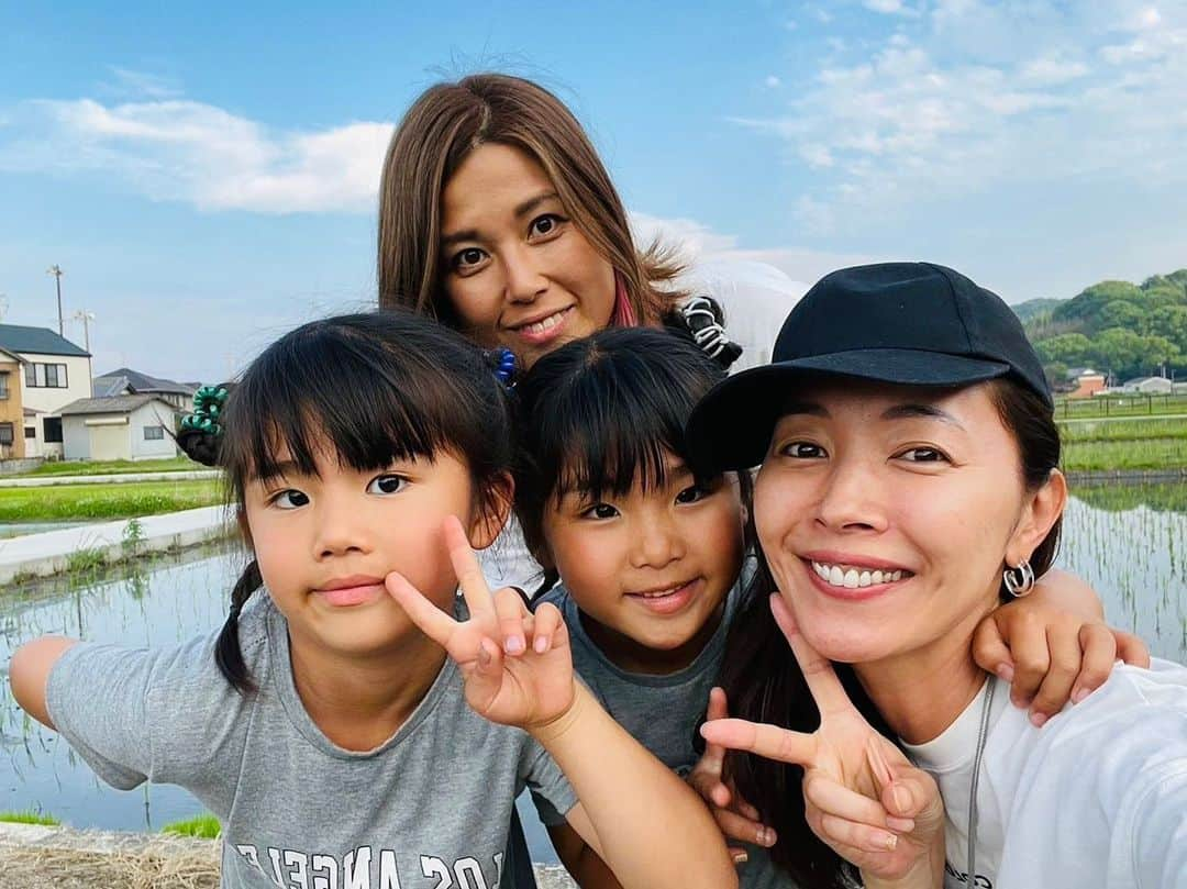 滝沢沙織のインスタグラム：「こんにちは😊✨毎年夏恒例、兵庫県に住んでいる仲良しのおわちゃん宅に遊びに行った時、バーベキューをしたり農園に収穫へ行ったり、楽しい思い出がいっぱい❤️ 収穫に行った農園　@harukaze.nouen のお野菜もとっても美味しくて、また遊び行った時には違うお野菜と出会えるのも楽しみだなぁ💕 双子ちゃんにも癒されたし、また会いたいっ😘 YouTube『滝沢沙織の部屋』にもそんな様子をアップしていますので、お時間ありましたら是非ご覧下さいませ〜😆✨ #滝沢沙織 #兵庫県 #おわちゃん #バーベキュー #農園 #夏野菜収穫 #とうもろこし #ホイップコーン @harukaze.nouen  #はるかぜ農園」