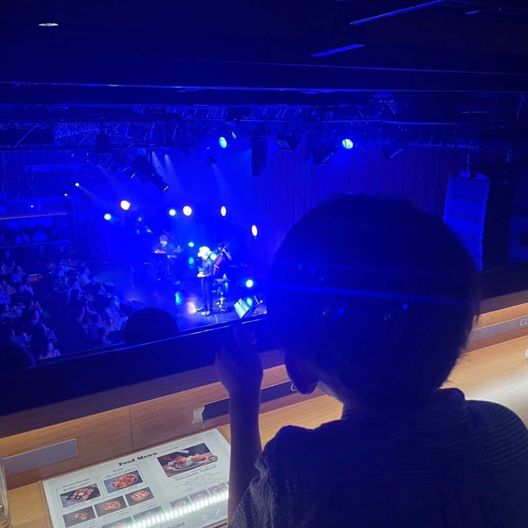 つるの剛士のインスタグラム：「昨日ライブに来た息子から今朝LINEが届きました。  優しいね。  ただ、パパ隣にいるよ。 わざわざLINEで… しかも、ちょい上から目線🤣  ありがとう😊」