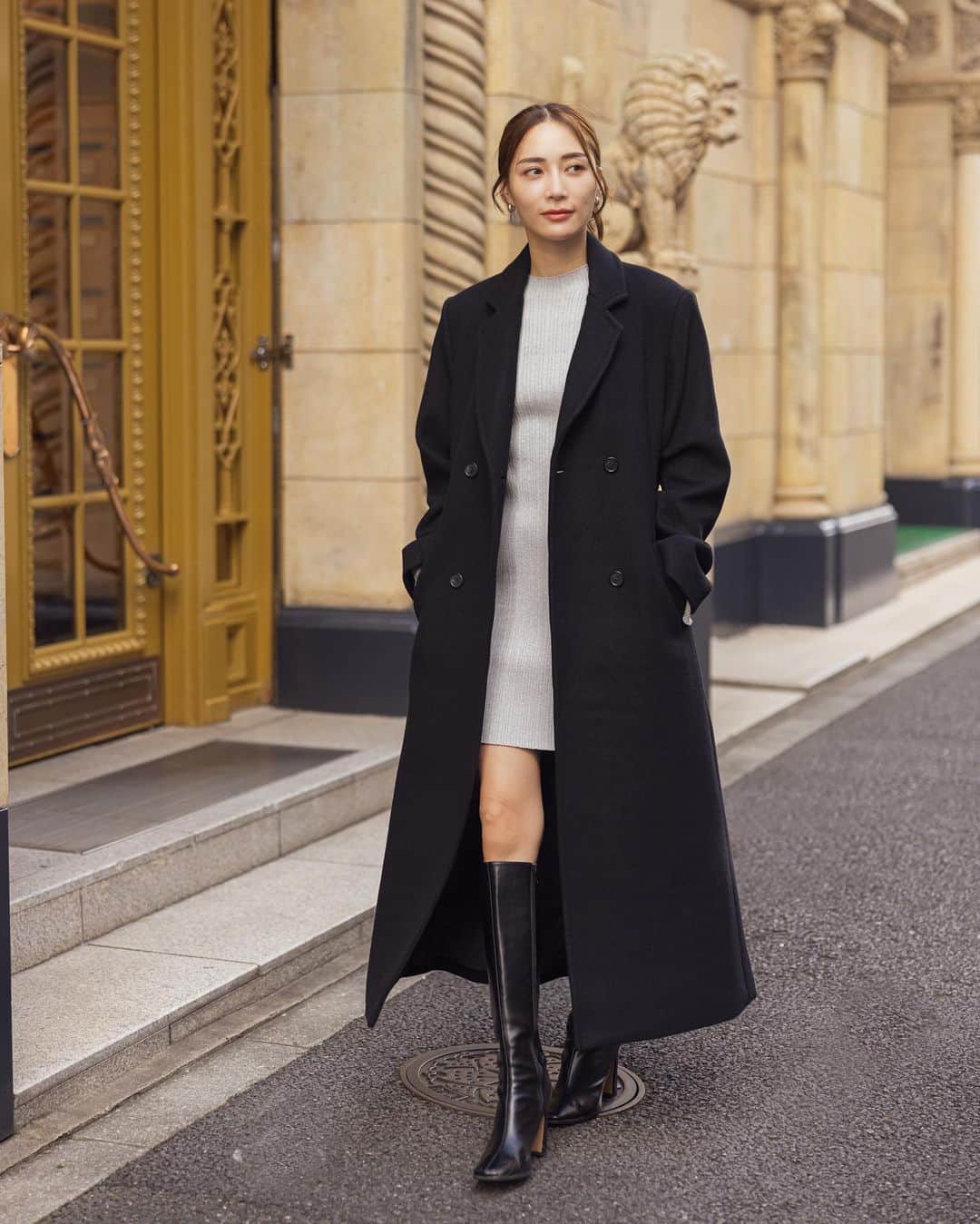 デュラスアンビエントのインスタグラム：「𝐀𝐌𝐁𝐈𝐄𝐍𝐓 × 𝐊𝐄𝐈𝐂𝐀 𝐍𝐀𝐊𝐀𝐒𝐇𝐈𝐌𝐀 𝟤𝟢𝟤𝟥 𝖠/𝖶 𝖲𝖯𝖤𝖢𝖨𝖠𝖫 𝖢𝖮𝖫𝖫𝖠𝖡𝖮𝖱𝖠𝖳𝖨𝖮𝖭 𝖵𝖮𝖫.𝟣  #ダブルメルトンウールコート <Beige, Black> 【9/29(FRI)20:00-】  好評を博した初回コラボコートの、アップデート版ともいえる渾身作。  メルトン加工を施した滑らかなウール生地は、二重織りで高密度に仕上げ、より温かく。  肉厚で重厚感がありながらもこの軽さが叶うのは、高品質な生地がなせる技と言えます。  長めの丈感で、ストンと落ちるシルエットが縦を強調し、肩パッドで輪郭付けることで、着膨れ感なくスッキリとした印象に。  "いいものを永く"という、KEICAさんの変わらない思いを体現した名品です。  💡コラボ第一弾アイテムを詳しくご紹介した特集ページはサイトTOPページよりご覧頂けます。  ＿＿＿＿＿＿＿＿＿＿＿ ✔︎ @ambient_styling #AMBIENT #ambient_official #ambientstyle #アンビエント #23aw #中島ケイカ」