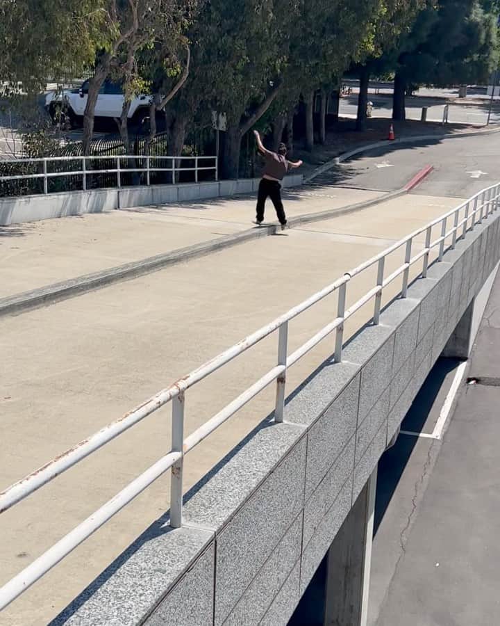 マライア・デュランのインスタグラム：「I love it when… 🙃🛹 📱: @jerarias_」