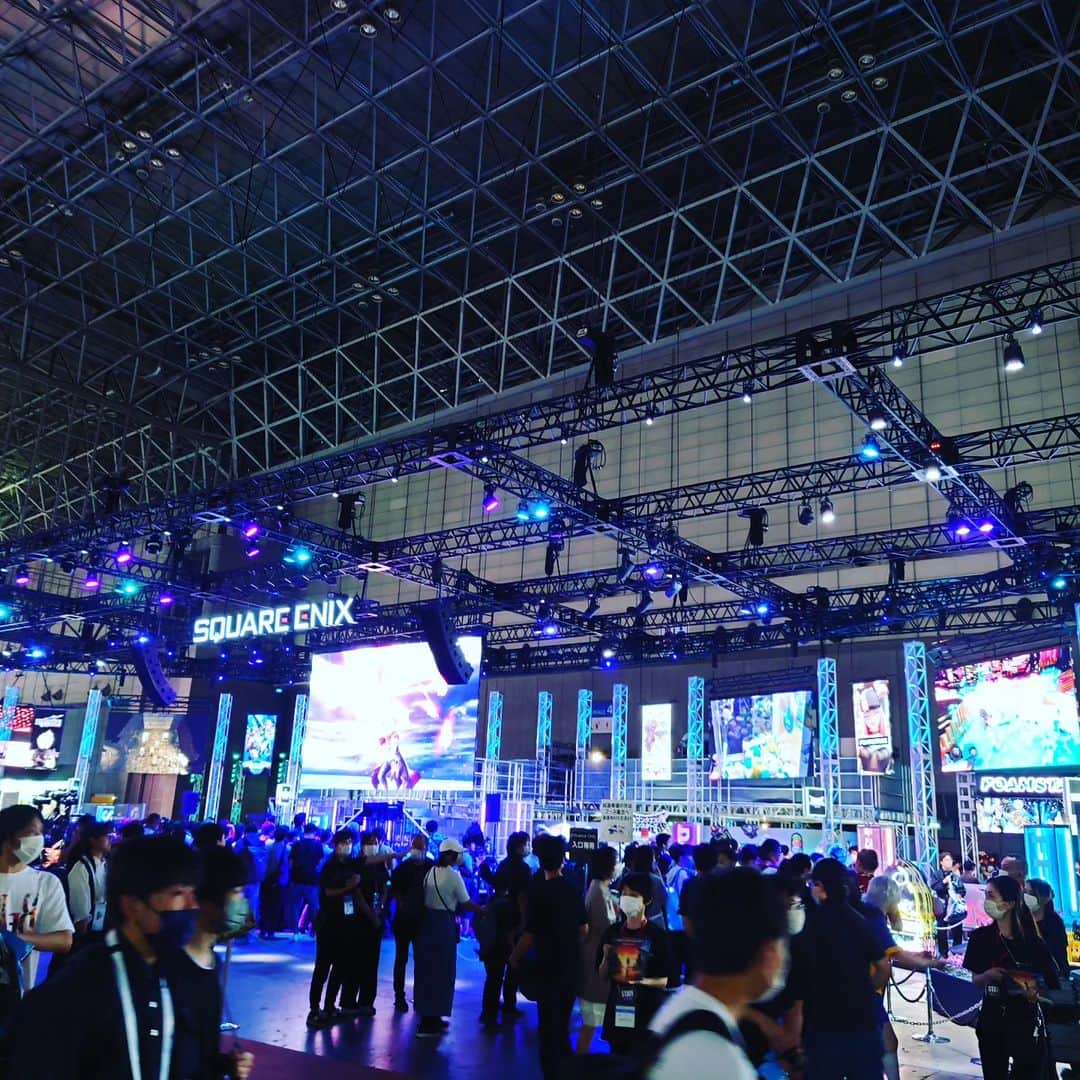 NCC新潟コンピュータ専門学校のインスタグラム：「隣のホールにも行ってみましたが、開場から1時間半経過したので来場者の方がたくさんでした！ ブース毎の特色が出ていて見ているだけでも楽しめました！  #tgs2023 #東京ゲームショウ2023 #幕張メッセ #イベント」