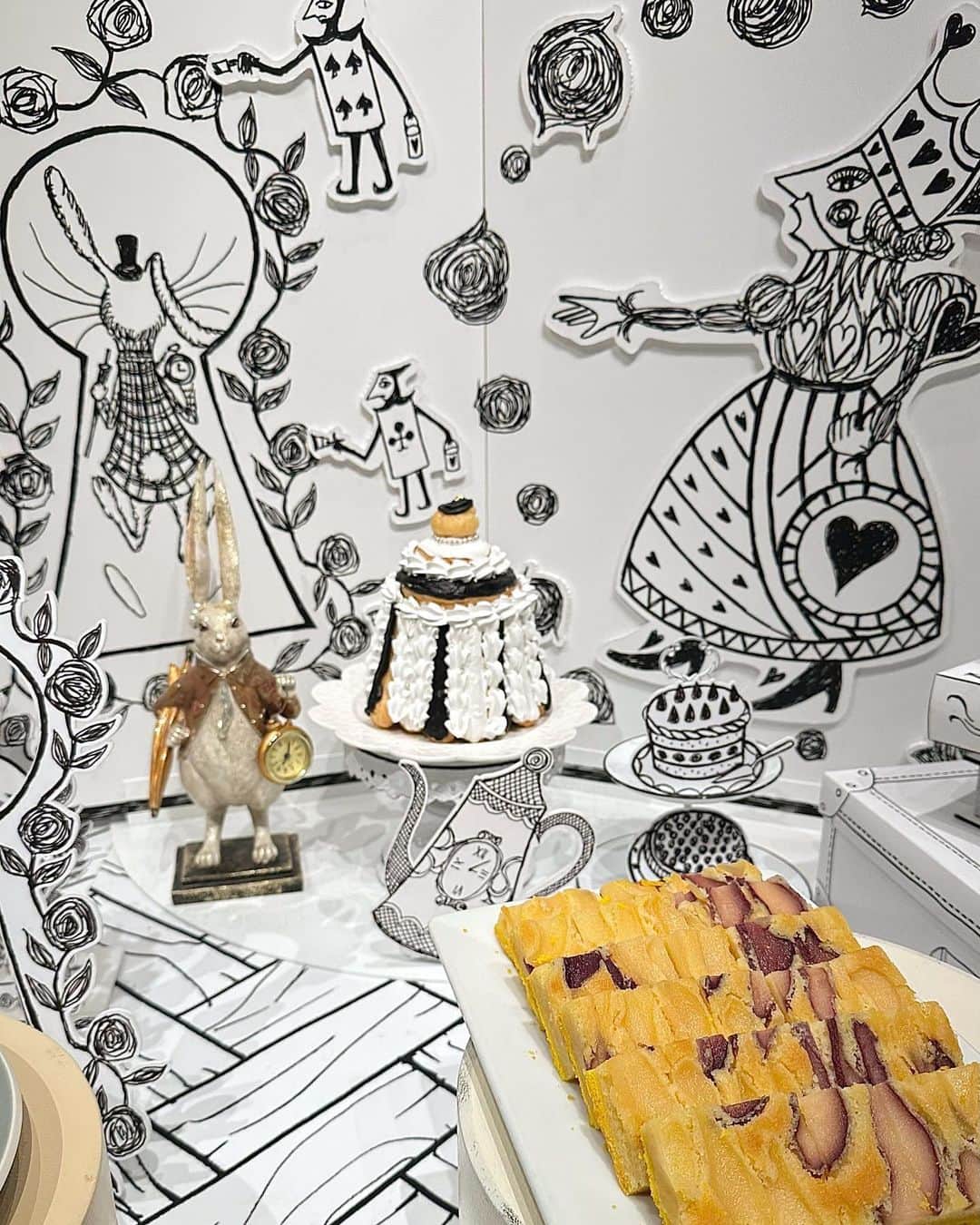 のインスタグラム：「まるで絵本の中に迷い込んだみたいな 『絵本の国のアリス』のスイーツビュッフェへ🐇♣️ ⁡ @hiltontokyo ⁡ モノトーンの空間が素敵で気になって行ってきました🖤 アリスと一緒にお茶会を楽しんでいるような、不思議な世界に癒されたし、20種類以上の秋のスイーツをたっぷり堪能できてお腹いっぱい〜🫖🍂✨ ⁡ ⁡ ✔️『絵本の国のアリス』スイーツビュッフェ 場所：ヒルトン東京 1 階 マーブルラウンジ 開催期間：11月16日(木)まで 営業時間：2:30pm – 5:00pm ⁡ ⁡ #ヒルトン東京 #hilton #hiltontokyo #hotel #マーブルラウンジ #ビュッフェ #不思議の国のアリス #Alice #AliceinWonderland  #アフタヌーンティー #스위트뷔페 #카페」