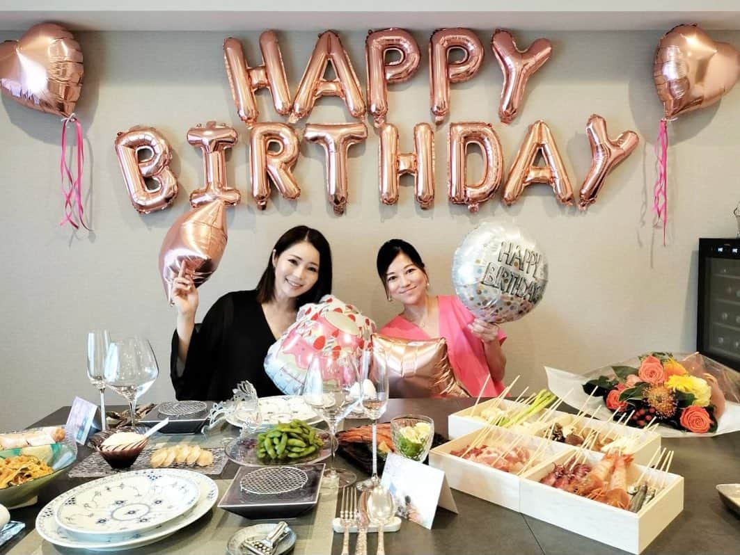 近藤英恵のインスタグラム：「さやかさん宅でお祝いをしていただきました🎀  プロ級のスキルのお料理…🤤 凄すぎなおもてなし✨✨✨ ありがとうございます❤️  来月行く博多座の予習と、 美しい猫ちゃんにも構ってもらえて 最高なひとときでした🙌❤️  #プロ級#🍴#💕#ご飯#お料理スキル#凄すぎ#素敵なおもてなし#ありがとうございます#🥰#🐈#美猫さん#🐾」