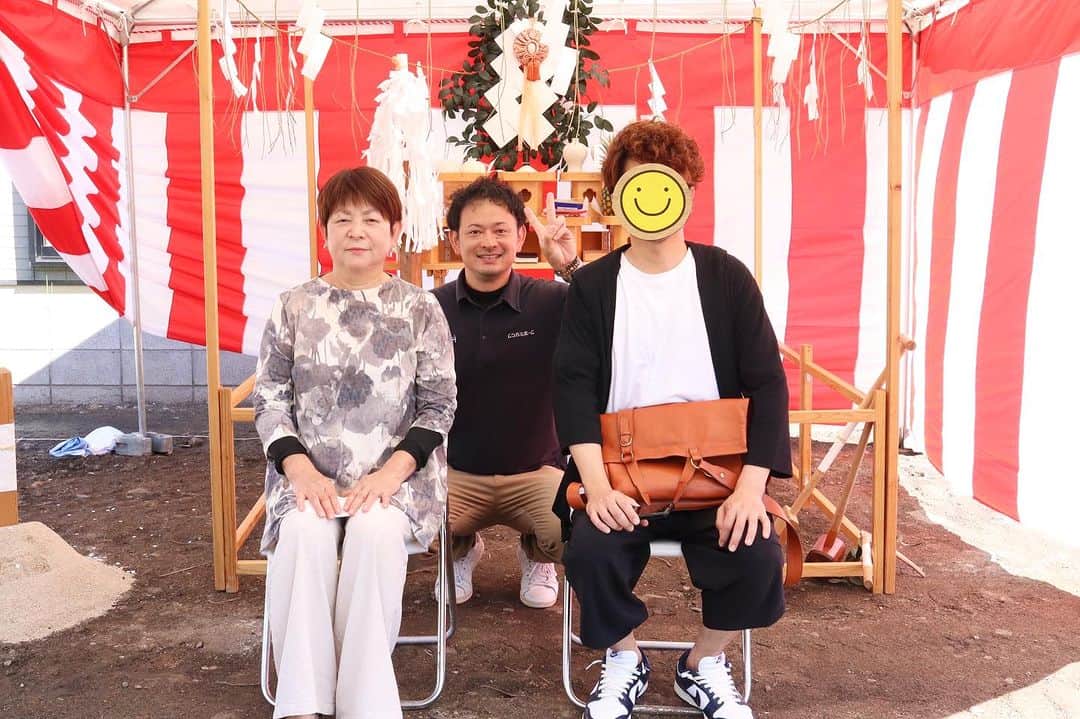 村上ホーム株式会社のインスタグラム：「本日は直方市にてM様邸の地鎮祭を執り行いました🙏  今回のお家は、約14.5坪のコンパクトハウス。ただコンパクトという訳ではなく、生活動線や性能といった部分にもしっかり拘った住宅になります🏠  裏庭には家庭菜園をつくり、野菜づくりができるように🥬  M様、本日はおめでとうございます☺️✨️ . ホームページには多くの施工事例やオーナー様インタビュー、ルームツアーなど様々な情報を掲載していますので、ぜひチェックしてみてくださいね👀 👇🏻ホームページはTOPからリンクをクリック👇🏻 @murakamihome_2x4  🌟土地をお探しの方へ🌟 土地探しからマイホーム計画をスタートする方が多いと思います。ムラカミホームでは、地元工務店の強みでもある豊富な土地勘でお客様の理想の土地を探すお手伝いをします☺️ 👇🏻土地情報はこちら(Litlinkより土地情報へ)👇🏻 @murakamihome_2x4  ご相談やご質問は、InstagramのDMやコメントでお気軽にお問い合わせください𖤐*̩̩͙⸝⋆ いいね♡フォローもぜひお願いします♬.*ﾟ  [次世代に引き継ぐ住まい] 村上ホーム株式会社 福岡県飯塚市伊岐須710-1 TEL:0120-204-240 . #ムラカミホーム #福岡 #筑豊 #飯塚市 #嘉麻市 #宮若市 #直方市 #北九州 #ツーバイフォー #輸入住宅 #注文住宅 #新築 #リフォーム #リノベーション #ムラカミホームの家 #いえづくり#塗り壁 #ラップサイディング #カバードポーチ #かわいい家 #かっこいい家 #ガレージハウス #ペットのいる暮らし #薪ストーブ #アメリカンハウス #ルームツアー #デザイン #庭のある暮らし #ウッドデッキ #住宅メーカー」