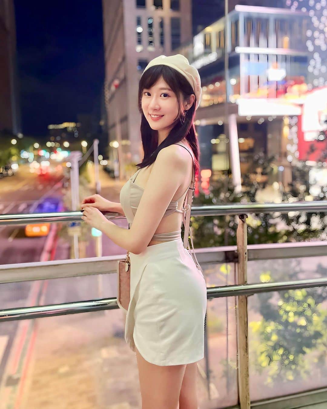 茉晶のインスタグラム：「小時候，總是希望自己可以成為很了不起的大人。  長大後，才發現，有許多心想事成都是倖存者偏差。  什麼時候我們才能理解，這世界才是主角，我們僅僅是這世界的配角。  我終其一生，或許都無法參透這世界為何而存在。 隨著物換星移，總有一天，我們都會消失⋯⋯  如果可以，我想為自己轟轟烈烈地綻放一次。 哪怕沒有觀眾，哪怕只是自欺欺人⋯⋯  就算直到最後，什麼也帶不走。 但至少我的意識、我的心思意念都是屬於我自己的。  我還是很開心能夠來到這世界上，體驗喜怒哀樂。  在靈魂消逝之前，我知道我的心曾經真真切切地存在過。  有過珍視的人，認真地生活過、哭過、笑過、被愛過。  那其實就不枉此生。」