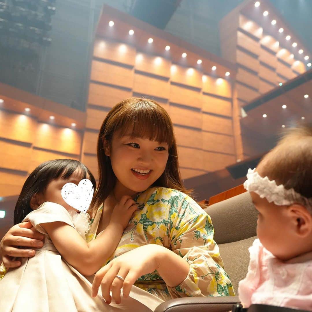 柳原可奈子のインスタグラム：「✨障がい者の国際舞台芸術コンクール✨ 🎤🎶ゴールドコンサート🎶🎤 を家族で観に行ってきたよ😍❤️  今回は20周年記念として、今までチャンピオンに輝いたことのあるみなさんによる 👑グランドチャンピオン大会👑 でした‼️ さすがは歴代チャンピオン⭐️全組最高にカッコよかったぁ‼️‼️  ステージ全体の工夫も素晴らしく、 司会の方と出演者さんのやりとりは、 すぐモニターに字幕や手話で流れていました🌸  司会の方も、贈呈されたお花の色や💐出演者さんの表情😊も言葉にしていて、 みんなにわかりやすく配慮しているのがとってもいいな〜と思ったよ💓  出演者のみなさんの音楽やインタビューから、 ✨好きなことを好きでいられる幸せ✨ ✨周りへの感謝の気持ち✨ が伝わってきてとっても幸せな時間でした☺️🎼🎶  🕊  　 終演後、 「NNNドキュメント〜好きなことを貪欲に〜」で私がナレーションを担当させてもらったことがきっかけで出会ったサウンドクリエイターのDJ Yutaさん @producer.yuta とYutaさんのお父様とお話できました❤️ Yutaさんが本当によく笑ってくれるからさ、私も一緒になって大爆笑よ〜🤣🤣🤣 娘たちもその様子を興味深そうにじーっと見つめていました👶👧　　　💪👨📸 長女に「Yutaさんにパチパチ👏よ」と言ったら、 嬉しそうにパチパチ👏していました💓  Yutaさんそして今回ユニットを組まれたYoichiさん これからも家族みんなで応援してます♪♪  帰り際、笑顔いっぱいのキッズボランティアのみんなにも会えて、また楽しい世界を知ることができました💕💕 「またきっとどこかで会えるね〜」とママさん達に言ってもらえたのがすごく嬉しかったな‼️😍  🎵👑「ゴールドコンサート」👑🎵 次回開催される際はぜひ足を運んでみてはいかがでしょう❤️ではまたね👋  #ゴールドコンサート #長女のワンピースは小籔さんから #次女のワンピースはキャイ〜ンさんからいただきました💕ありがとうございました❤️」