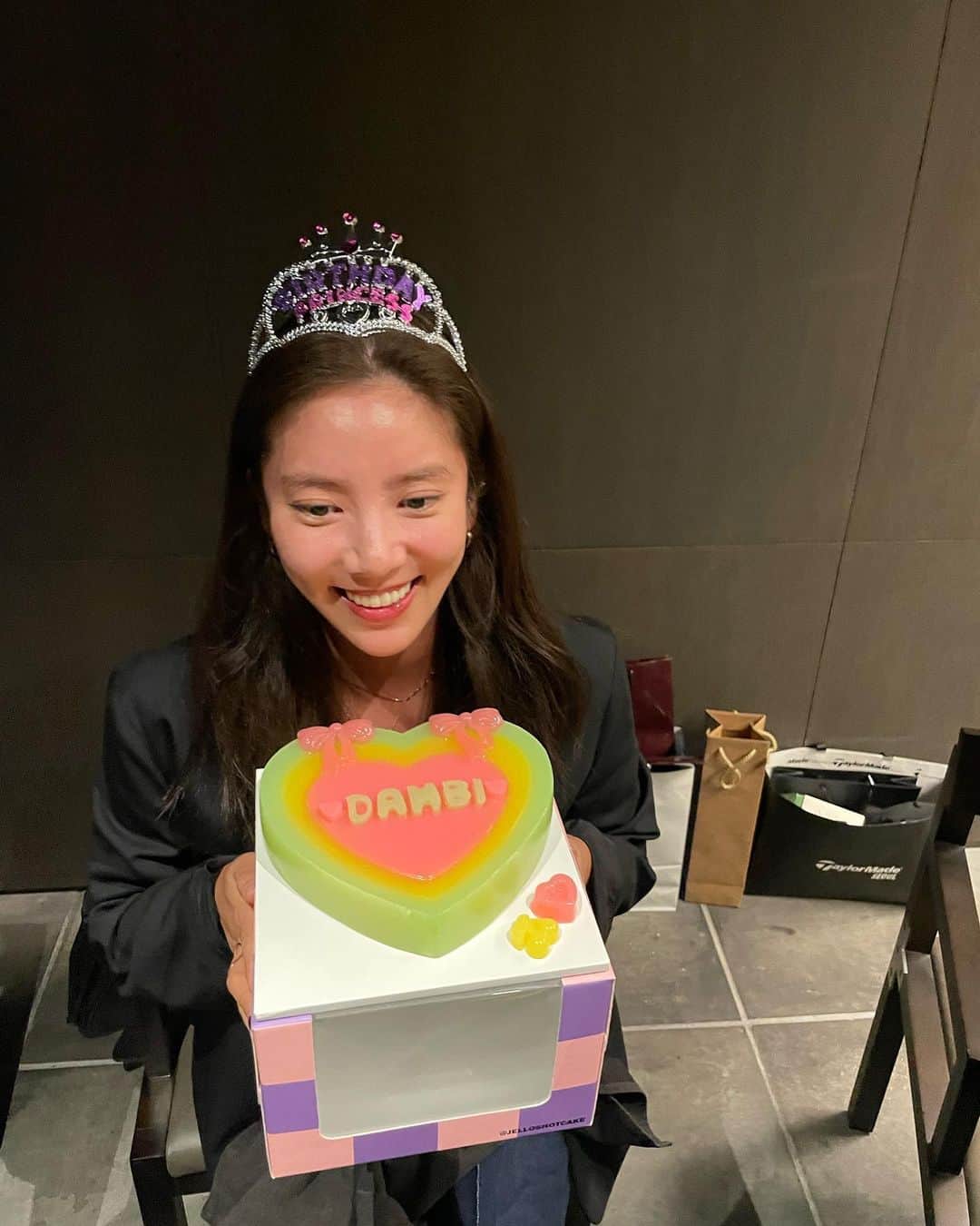 のインスタグラム：「다들 생일 축하해 줘서 고마워❤️행복하자 다시한번 소소한 행복을 느끼며🤞🏻🤞🏻😍😍」