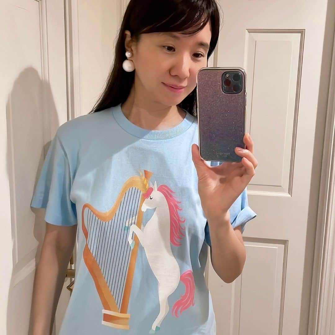 松岡みやびのインスタグラム：「#ペガサス #ハープ  ネットで見つけたTシャツ😂  指や弦を見ないで、  天空から自分を客観視する。  指の力を使わずに、  背中から翼🪽のように脇腹をつかう。  指にマメができず肩凝りもなく  豊かな美しい響きで空間全体を包む  それが…  ペガサス弾き🦄🌈✨  ミヤビメソードが開発した奥義です！  ピアスデザイン @hengminkoh」