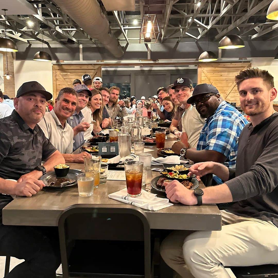 エリン・アンドリューズのインスタグラム：「#fellowship @nflonfox & Bob」