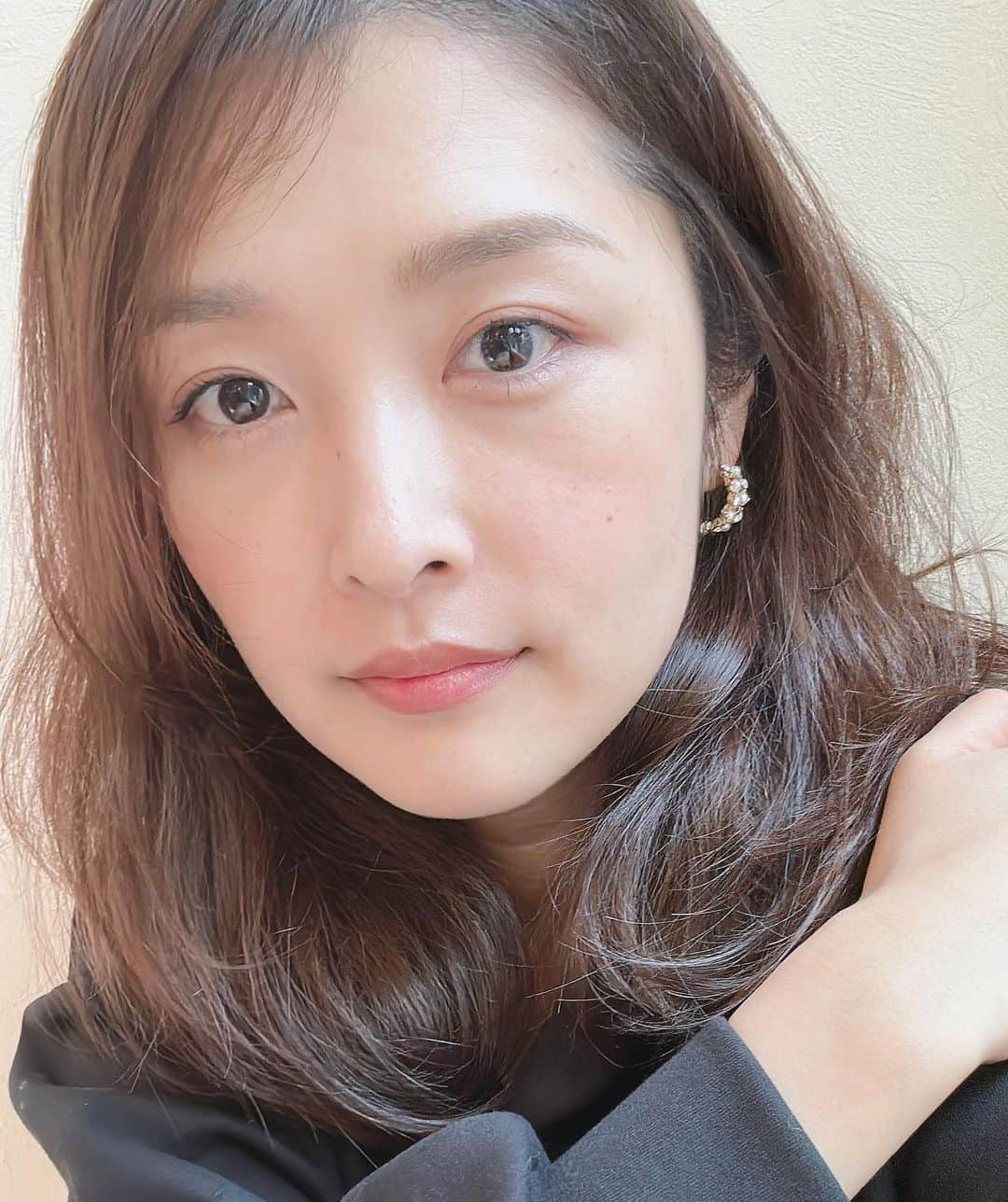 石川梨華のインスタグラム：「自撮り🤳  メイクしたから自撮り〜✌️ そうしてたらひっつき虫がきた👦w 甘えん坊の二男💓  今日も好きバカで愛用してるコスメ使ったよ❤️ アイシャドウは愛ちゃん&ゆきりんのMIX！ @aimmx_official の02フラワーピンク @upink__official の01ラブストーリー  アイブロウマスカラはAimmx @aimmx_official の02カームベージュ　  リップは愛理 @idimple.official の04アーモンドピーチ🍑  #石川梨華 #モーニング娘og #リアル梨華 #二児の母 #年子やんちゃボーイズ #メイク #自撮り #愛用コスメ #好きすぎてバカみたい」