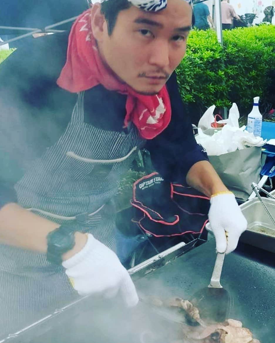 山岸門人さんのインスタグラム写真 - (山岸門人Instagram)「三宿のお祭りにて、友達の息子さんの少年野球チームの出店で肉を焼きました。何事も経験ですね。楽しかったです🍖」9月24日 11時39分 - yamagishimondo