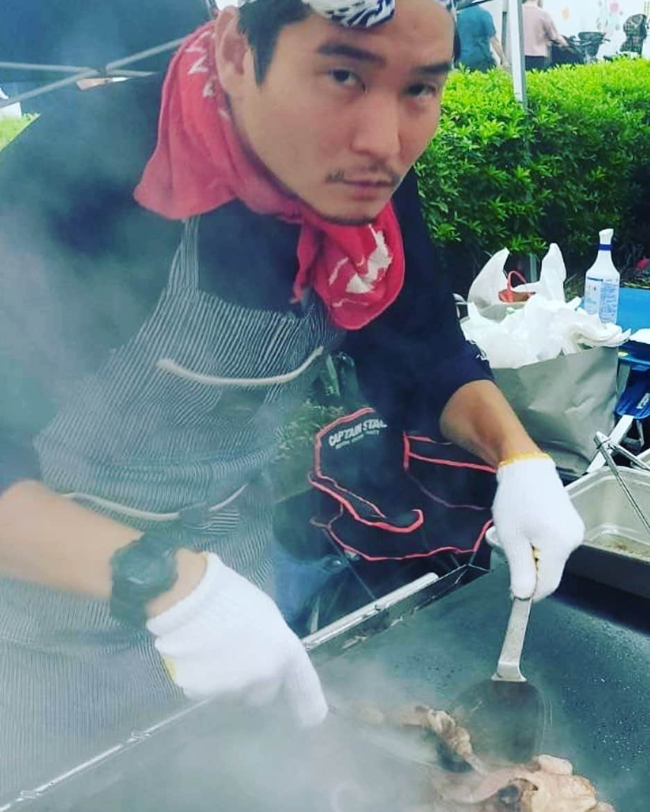 山岸門人のインスタグラム：「三宿のお祭りにて、友達の息子さんの少年野球チームの出店で肉を焼きました。何事も経験ですね。楽しかったです🍖」