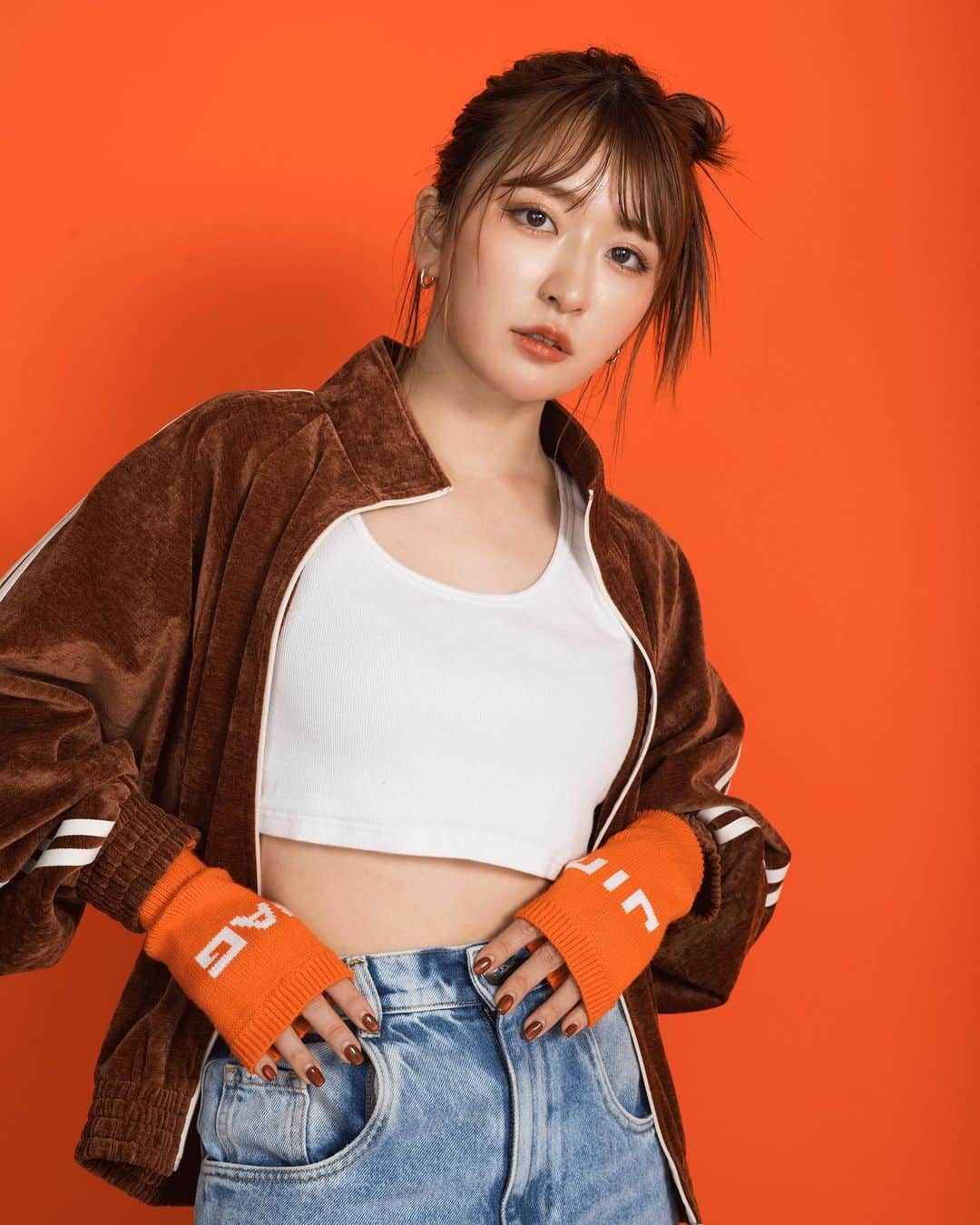にこのインスタグラム：「_  POPUP東京最終日...！  もうみんなに人見知りがバレてるから 「人見知りしてますか？」って めっちゃ聞かれるの恥ずかしい。笑  だけど昨日ね 皆さんは今日という日を楽しみにしてくださっていて時間を作ってくださっているのに緊張&人見知りなんてしてる場合じゃないだろ！この私の美少女巨乳め！！と自分を叱った。  悔しいよおれ！もっとみんなと仲良くなりたいのに！って。  だから緊張も人見知りもちょっとなくなったし 声の大きさはちょっと大きくなったはずだぞ。  みんなと話す時小声になるの みんなも小声になっててかわいい  いろんな思いを伝えて下さったり 報告してくださったり 私の方が元気をもらえてしまって 情けなく思うけど、とても幸せです。  ここぞとばかりにいっぱいみんなと話したいです。  ありがとうございます。  #JIMWAGPOPUP #JIMWAG  _」