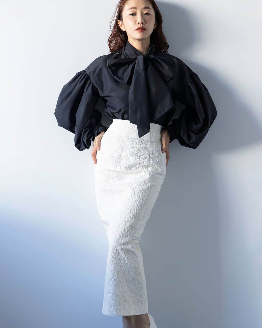 ロペのインスタグラム：「【ROPÉ × Megumi Kanzaki Design by Masaco Teranishi】 ⁡ ほんとうに必要とされる オケージョンウェアってなんだろう。  毎日をいそがしく過ごす女性には きっと様々なシーンやイベントが訪れる。  そんな大切な冠婚葬祭や節目の席で 凛と自分らしくいられるお気に入りの一着に出会えたら。 ⁡ ROPEは美容家・神崎恵さんと デザイナー・MasacoTeranishiさんをゲストに迎え、 心にそっと寄り添うオケージョンウェアを考えました。 今の時代を自由に謳歌する女性に向けた 特別な一着になることを願って。 ⁡ J'aDoRe JUN ONLINEでご購入いただけます。 ⁡直営店では10/4(水)より発売開始いたします。 ⁡ ⁡ @rope_jp @jadorejunonline  @megumi_kanzaki  @masaco_teranishi #ロペ #ROPÉ #ropejp」