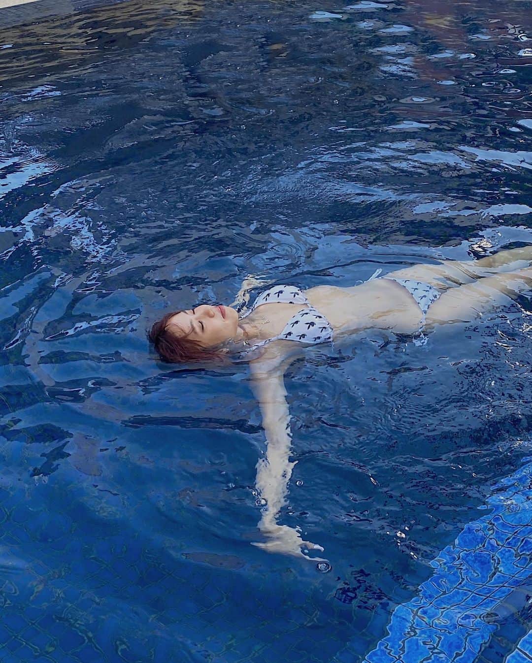 室原彩夏さんのインスタグラム写真 - (室原彩夏Instagram)「ㅤㅤㅤㅤㅤㅤㅤㅤㅤㅤㅤㅤㅤ okinawa day2 2日目は朝から沖縄のローカルハンバーガー屋さんjefのゴーヤバーガーの美味しさに感動して そのあとバスでビーチまでお散歩🚶‍♀️🏖 ㅤㅤㅤㅤㅤㅤㅤㅤㅤㅤㅤㅤㅤ からのホテルチェックインしてプール💙💦 ㅤㅤㅤㅤㅤㅤㅤㅤㅤㅤㅤㅤㅤ やっとPLAYBOY×LAGUAのビキニ着れたぁぁあああぁ 作っといて今年一回も着れないかと思ってたぁああぁあ ㅤㅤㅤㅤㅤㅤㅤㅤㅤㅤㅤㅤㅤ ナイトプールも❤️‍🔥🥵 ㅤㅤㅤㅤㅤㅤㅤㅤㅤㅤㅤㅤㅤ #okinawa #LAGUAGEM #playboy」9月24日 11時48分 - muro_aya