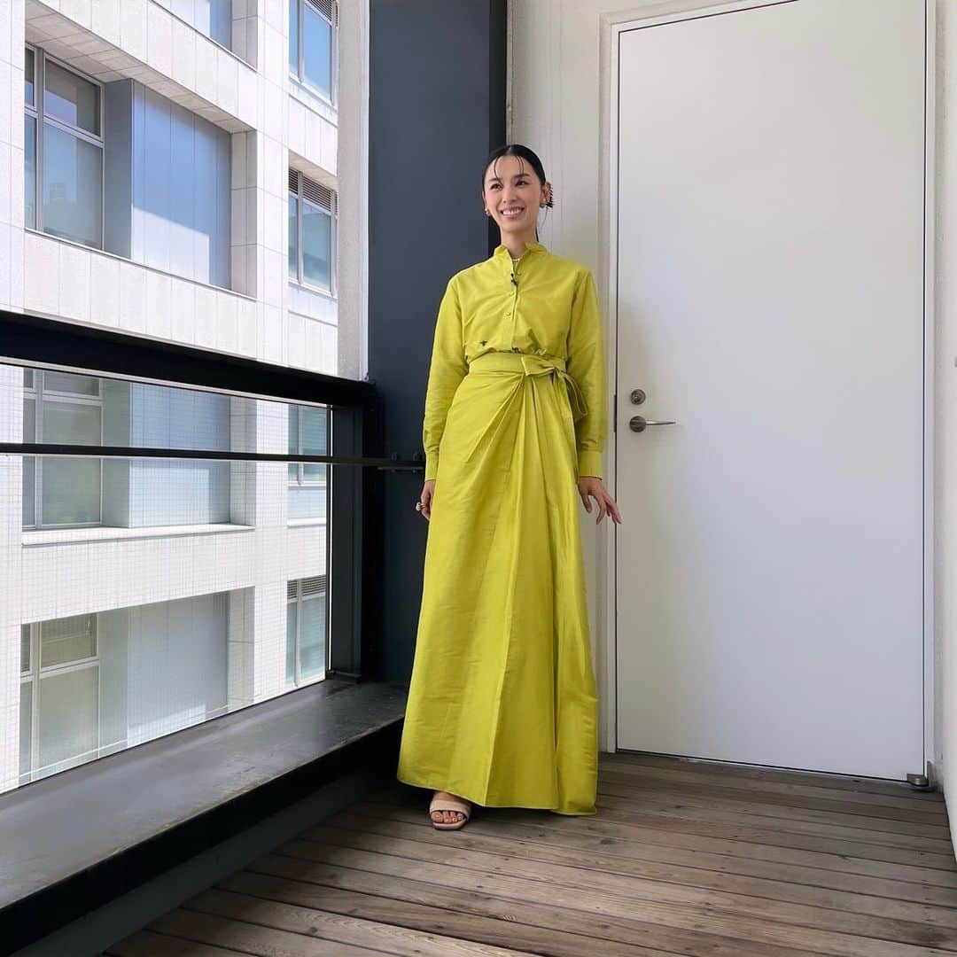 申真衣さんのインスタグラム写真 - (申真衣Instagram)「#わたしの転職 ご視聴ありがとうございました📺 見逃しも配信オリジナル転職ホンネの座談会も テレ東BIZ @txbiz.one で🫶🏻  head to toe @dior 💛💛💛」9月24日 11時54分 - shinmai0728