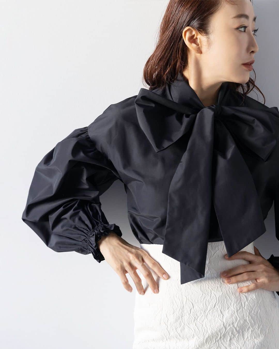 ロペのインスタグラム：「【ROPÉ × Megumi Kanzaki Design by Masaco Teranishi】 ⁡ ほんとうに必要とされる オケージョンウェアってなんだろう。  毎日をいそがしく過ごす女性には きっと様々なシーンやイベントが訪れる。  そんな大切な冠婚葬祭や節目の席で 凛と自分らしくいられるお気に入りの一着に出会えたら。 ⁡ ROPEは美容家・神崎恵さんと デザイナー・MasacoTeranishiさんをゲストに迎え、 心にそっと寄り添うオケージョンウェアを考えました。 今の時代を自由に謳歌する女性に向けた 特別な一着になることを願って。 ⁡ J'aDoRe JUN ONLINEでご購入いただけます。 ⁡直営店では10/4(水)より発売開始いたします。 ⁡ ⁡ @rope_jp @jadorejunonline  @megumi_kanzaki  @masaco_teranishi #ロペ #ROPÉ #ropejp」
