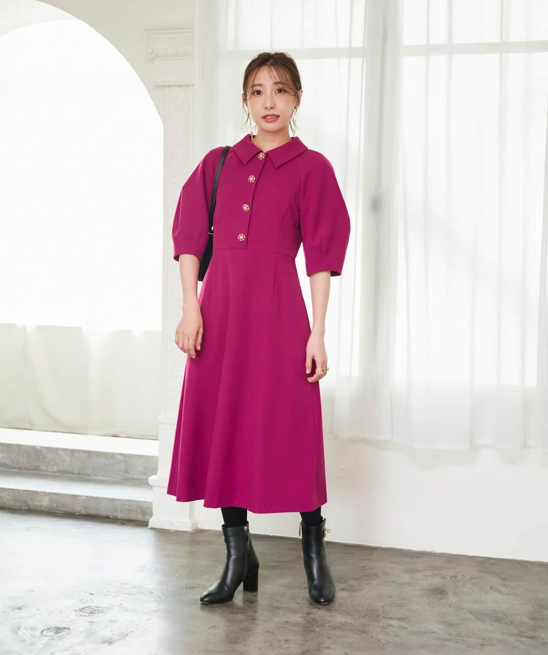 Maglie par ef-dé/マーリエパーエフデさんのインスタグラム写真 - (Maglie par ef-dé/マーリエパーエフデInstagram)「《Special Collaboration》 M Maglie le cassetto×Megumi Tomihari ⁡ スタイリスト冨張愛 @megumitomihari さんとの 大好評コラボ企画 2023年秋冬コラボは、エレガントだけどモードな “品あり衿の美人映えワンピース” ⁡ どんなシーンでも映えるモード感をプラスしたワンピースは「上品・シック・映え」 他とは差をつく褒められワンピースが完成しました。 ⁡ 22(金)18時よりオンラインストアにて先行予約スタート🔗 ※先行予約してくださった方先着100名様にオリジナルチャーム付きリボンバレッタをプレゼント。 ⁡ ⁡ ⁡ #specialcollection#スペシャルコラボレーション#collaboration#コラボレーション#コラボ#秋冬コラボ#スタイリスト#stylist#冨張愛　さん#コラボワンピース#映えワンピース#褒められワンピース#品あり衿の美人映えワンピース#m_maglie_le_cassetto#エムマーリエルカセット#maglielecassetto#マーリエルカセット#秋ファッション#新作#newin#フェミニンファッション#フェミニンスタイル#オンラインストア#先行予約」9月24日 11時54分 - m_maglie_le_cassetto_official