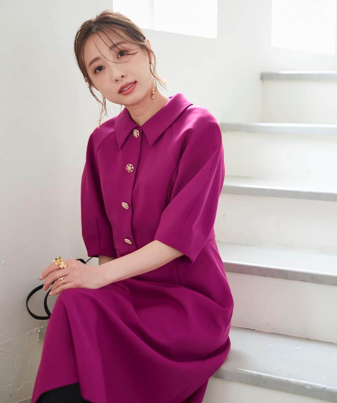 Maglie par ef-dé/マーリエパーエフデさんのインスタグラム写真 - (Maglie par ef-dé/マーリエパーエフデInstagram)「《Special Collaboration》 M Maglie le cassetto×Megumi Tomihari ⁡ スタイリスト冨張愛 @megumitomihari さんとの 大好評コラボ企画 2023年秋冬コラボは、エレガントだけどモードな “品あり衿の美人映えワンピース” ⁡ どんなシーンでも映えるモード感をプラスしたワンピースは「上品・シック・映え」 他とは差をつく褒められワンピースが完成しました。 ⁡ 22(金)18時よりオンラインストアにて先行予約スタート🔗 ※先行予約してくださった方先着100名様にオリジナルチャーム付きリボンバレッタをプレゼント。 ⁡ ⁡ ⁡ #specialcollection#スペシャルコラボレーション#collaboration#コラボレーション#コラボ#秋冬コラボ#スタイリスト#stylist#冨張愛　さん#コラボワンピース#映えワンピース#褒められワンピース#品あり衿の美人映えワンピース#m_maglie_le_cassetto#エムマーリエルカセット#maglielecassetto#マーリエルカセット#秋ファッション#新作#newin#フェミニンファッション#フェミニンスタイル#オンラインストア#先行予約」9月24日 11時54分 - m_maglie_le_cassetto_official