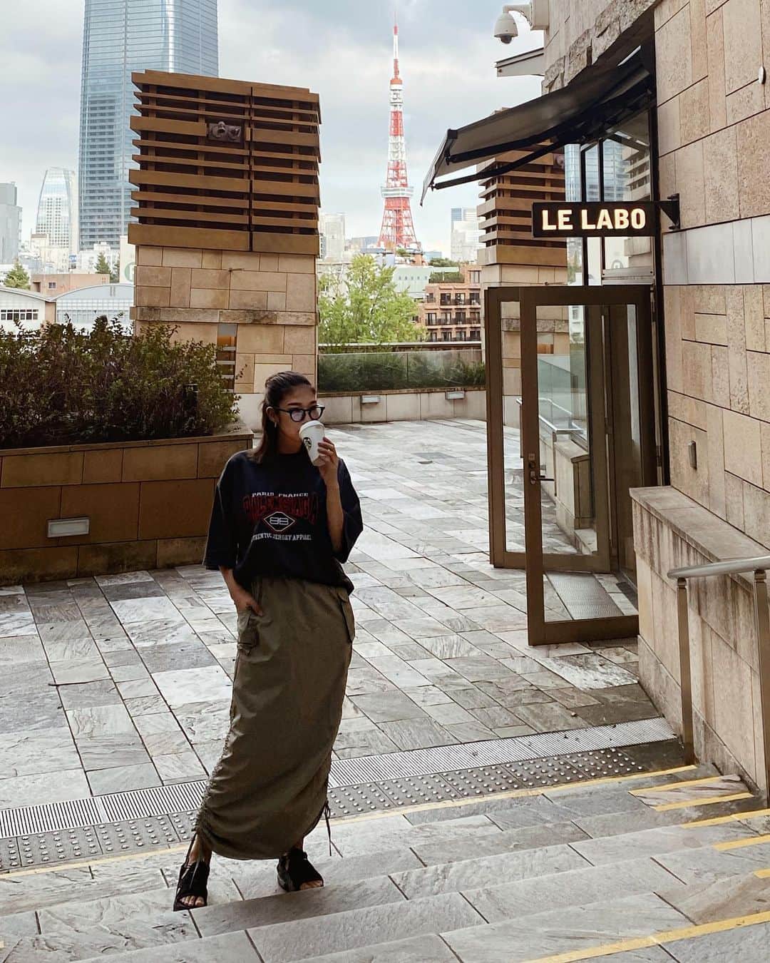 佐藤あずみのインスタグラム：「🗼☕️  #ootd #fashion #coordinate  #code #outfit  #japan #japanesegirl #コーデ  #私服 #コーデ #コーディネート #ファッション」