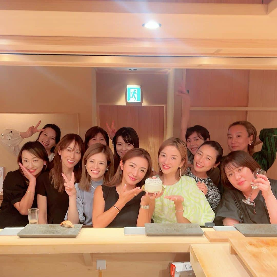 松藤あつこのインスタグラム：「半年ぶりの幸せ🍣💓  半年前に予約して、とても楽しみにしていた日💖  恵比寿の寿司「結う翼」🍣  昔からの親友、ママ友、仕事友… 大好きな友人達に囲まれて頂く至福の時…💓  @ayanoam ケーキも有難う🎂 Gucciのリップも可愛すぎる😍 長年有難う過ぎる心友♡  @tkco 大好き過ぎる人生の姉様💖何度でもおめでとう🎈  @ayano.2.5.2.5 美し過ぎるパイセン✨Diorリップ♡有難うございました❣️ずっと入れ替えて使います😆  @ryoopendaily 韓国行こ💓  @iwasetomoko カッコ良過ぎるともさん🤩最近沢山有難う御座います💓ついて行かせてください😝  @ua75a ママ友の皆んな♡♡♡ いつも子育てのアレコレ、私自身の事も支えてくれて有難う💓  美味し過ぎたね♡ 楽し過ぎたね♡  また、来年😝 夏の始まりに…🍣  @sniperinoue さん有難うございました♪  #寿司屋 #寿司Night #ディナー外出 #たまには #ご褒美 #だいぶ大きくなったからね #家族に感謝 #ママの羽伸ばし #スナイパー井上 #寿司劇場 #カウンター寿司 #飲み放題 #コスパ最高 #寿司結う翼」