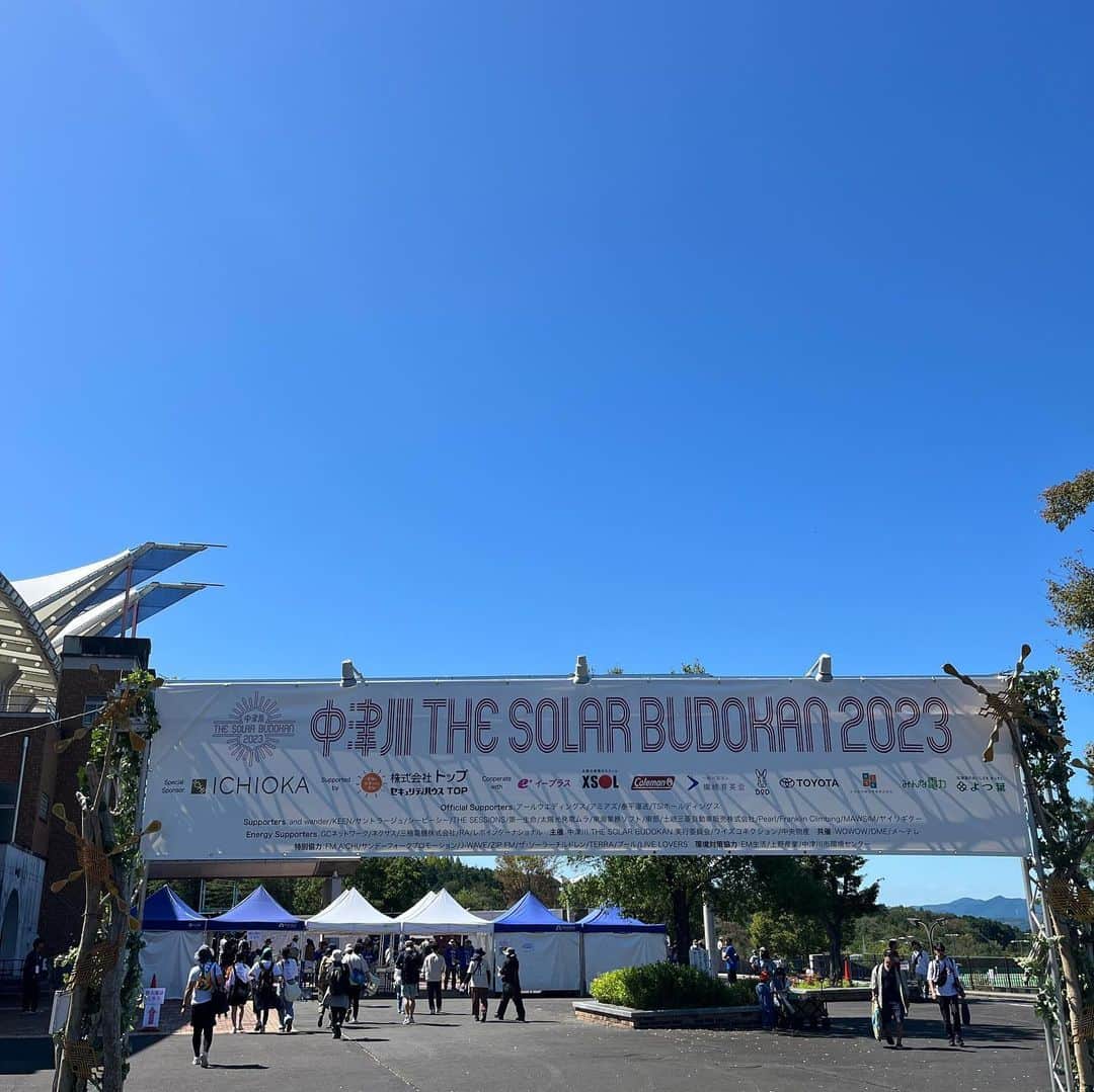 のインスタグラム：「中津川THE SOLAR BUDOKANにやって来ました！ 2日目の今日は快晴！日差しが熱いです。 のびのびと音楽を楽しみ、近くに太陽光パネルを見て、 音楽とエネルギーのこれからをちょっとだけ考えています。 BLUE SKY HEAVENに急遽出演をしてくれたFIVE NEW OLDが リラックスした雰囲気でライブスタート！  #中津川　#ソーラーブドーカン #FiNO」
