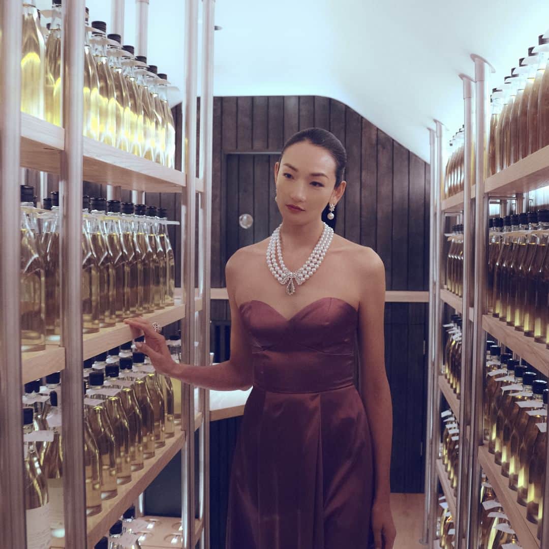Mikimotoさんのインスタグラム写真 - (MikimotoInstagram)「“My Pearls, My Style” – adorned in MIKIMOTO, Ai Tominaga (@ai_tominaga_official) explores the epicenter of Japanese Sake in Cambridge, England. Their passion deeply resonates with the essence of our brand.  世界に誇る「日本酒」の魅力を発信し続ける英国のとある酒蔵を、ミキモトのジュエリーを纏ったモデル 冨永愛さんと巡る。特設サイト「My Pearls, My Style」にて公開中。  Link in bio.  #MIKIMOTO #ミキモト #MyPearlsMyStyle #AiTominaga #冨永愛」9月24日 12時00分 - official_mikimoto