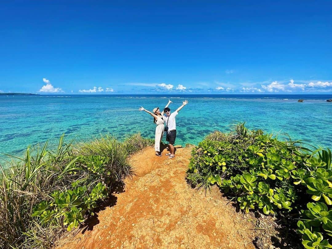 宮脇詩音のインスタグラム：「絶景すぎる！！☀️ ここは来てみたかったところのひとつ。天気良くて最高！ 2枚目の写真撮ってる時たった一瞬でめちゃくちゃでかい蚊に刺されまくった。  #ザネー浜beach51」