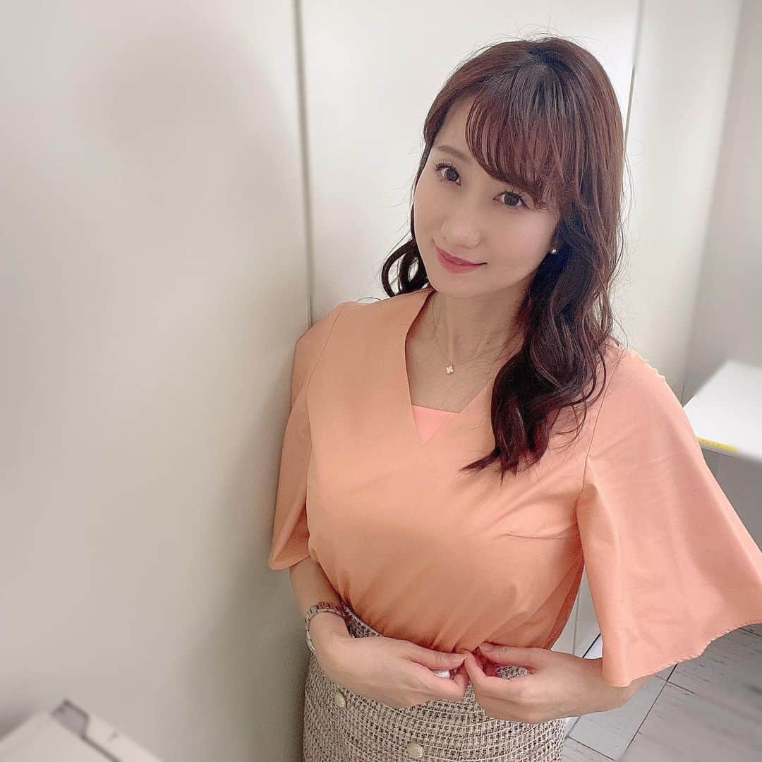 のインスタグラム：「東京も秋の空が広がって、風がさわやか🍃  『マイあさ！』お聴き頂き、ありがとうございました😌  天気図で、大陸の高気圧が移動してくるのを見ると、秋だーって実感します。空気が一気に乾燥して冷えるので、お肌の保湿ケアを徹底するタイミングでもあります✨  写真は昨日の『週刊4Kふるさとだより』のときのです。優しいサーモンピンクのブラウスに巻き髪で…  #気象予報士 #気象キャスター #weatherforecaster #기상캐스터　#氣象主播 #bs4k #週刊4Kふるさとだより #nらじ #マイあさ #smile #微笑 #미소　#senyum #मुस्कान」