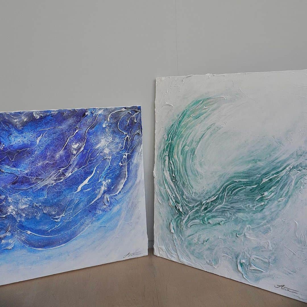 のインスタグラム：「【作品紹介】 ⁡ 「wing」(右) sold out 0|0 LAYERED 3rd Exhibition(2023) canvas(F20),acylic paint,modeling paste ⁡ 被写体の「FRUIT ZIPPER」の櫻井優衣さんやグループで活躍している方たちが、グループとしてだけでなく個人としても羽ばたいていく「羽」をイメージして描きました。 ⁡ 「colorless blue」(左) sold out 0|0 LAYERED 3rd Exhibition(2023) canvas (F20),acylic paint,modeling paste ⁡ 今回のテーマ「Transparency」(透明性)をコンセプトに、海の色は無色だけど太陽によって青く輝いているイメージが、演者や応援してくださるファンの方との関係性に思えてこのタイトルにしました。 ⁡ ⁡ ⁡ 本日は終日在廊しているので、お気軽にお声がけください😊また作品は2点共に完売してしまいましたが、複製品は限定数のみ販売します🖼️ ご購入頂いた方にはポートフォリオもプレゼントしますのでこの機会に是非お越し下さいませ☺️✨ ⁡ ＜エキシビション概要＞ 2023年9月23日(土) - 2023年9月30日(土) 開場：12:00 /  閉場：19:00 会場：ROOMCRIM NAGOYA conceptshop 愛知県名古屋市中区大須3-1-35 HASE-BLDG.3 2F 入場料：無料 ⁡ #抽象画 #個展 #art」