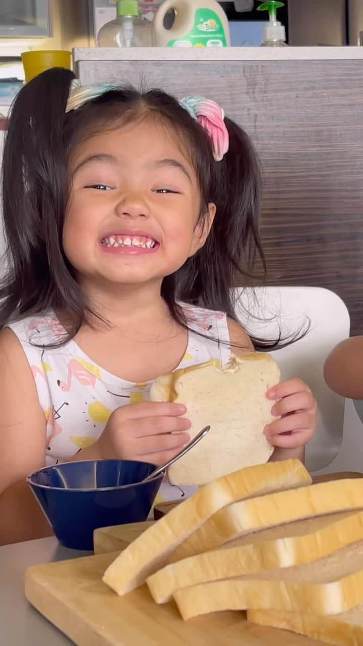 Iya Villaniaのインスタグラム：「The kids love being able to prepare their own breakfast! And it’s always a win with our Red Ribbon Classic White Bread! The soft, tasty bread slices is already something they enjoy alone but they have a lot of fun preparing it with their fave spreads too ❤️ Available in full loaf for P89 and half loaf for P55 only in selected Red Ribbon stores, the Red Ribbon Delivery website (redribbondelivery.com.ph), the new Red Ribbon App, Hotline #8-7777, or thru GrabFood and FoodPanda Apps 😊 @redribbonbakeshop」