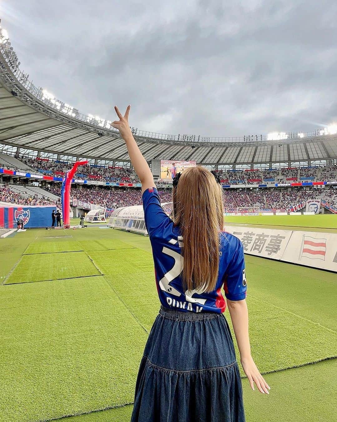 倉田瑠夏のインスタグラム：「FC東京、25周年おめでとうございます🥰👏  そして昨日の味の素スタジアムでの試合も、本当におめでとうございます✨✨💙❤️  🎂東京ドロンパBIRTHDAY PARTY supported by めちゃコミック🎂ステージにて、『アイドロング!!!』としてサマーライオン🦁を歌わせてもらったり、ハーフタイム周回させていただいたりととっても貴重な最高の1日をありがとうございました😭🙇‍♀️💕✨  ドロンパくんお誕生日おめでとーー🥰👏🎂🎊✨✨  観に来てくださった皆様、そしていつもサマーライオンを歌ってくださって今回もアイドロング!!!を暖かく歓迎してくださったFC東京サポーターの皆様、本当にありがとうございました🙇‍♀️✨💕  #fctokyo #fc東京 #アイドロング !!!#アイドリング !!!#味スタ #味の素スタジアム #ユニフォーム #ユニフォーム女子 #ドロンパ #東京ドロンパ #お誕生日おめでとう #🎂 #happybirthday #生日快樂 #めちゃコミック #めちゃ犬 #扎心了 #⚽️ #サッカー #応援 #サッカー観戦 #soccer #サマーライオン」