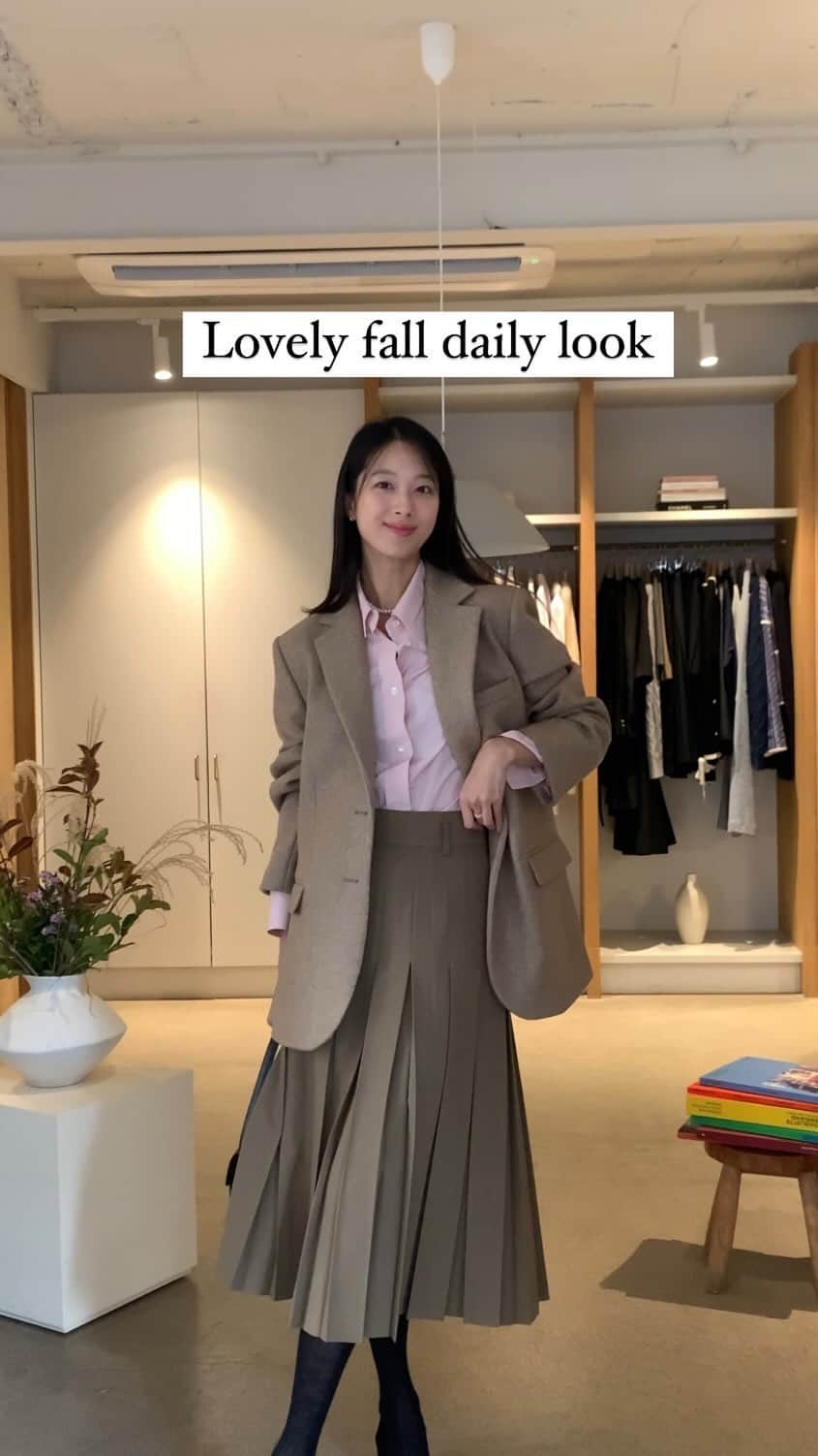 ミナ のインスタグラム：「Lovely fall daily look💓 사랑하는 가을을 맞이하며 사심 담아 준비한 ‘최애 브랜드 가을룩 릴스‘ 1탄은 @yournamehere.official 🤍  사랑스러움이 가득담긴 5가지 룩! 어느 룩이 제일 예쁜가요🫶🏻  평소 좋아하는 브랜드 많이 물어봐주셔서 직접 브랜드에 요청해서 가을룩 릴스들 준비해봤어요! 다음 데일리룩 릴스도 곧 만나요✨」