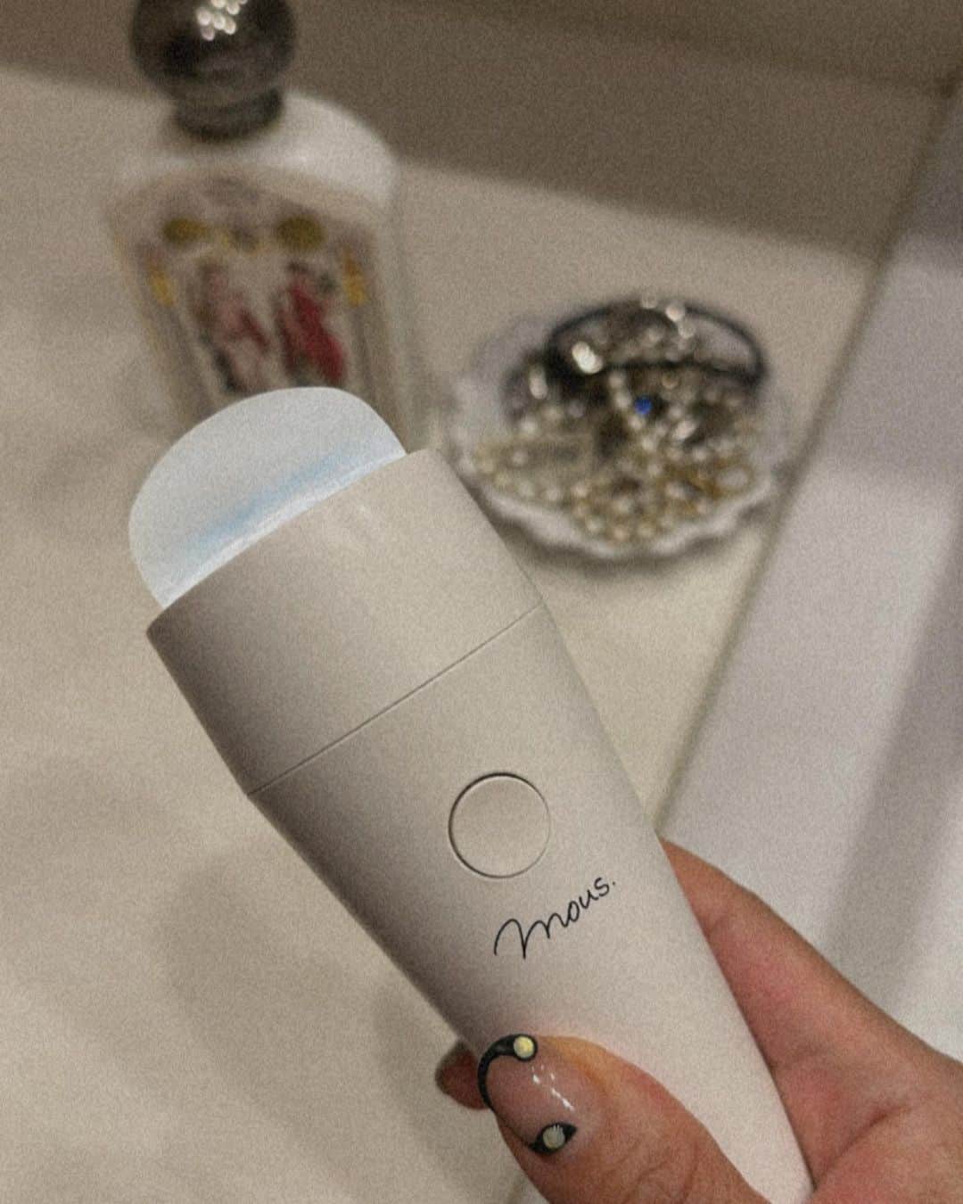 簑島三佳のインスタグラム：「美顔器使い始めました✨  ズボラな私は買っても全然続けれないのですが、これは毎日使える  お風呂で洗顔の時に当てるのと、 スキンケア中に当てる、 というとっても簡単なのがいい  洗面台に置いてても全く気にならないビジュアルだから すぐ目についてパッと使えるし  しまいこむとともう出せなくなるよね〜  一回で小鼻の汚れが取れたのがわかったよ(ずっと悩んでた部分)  スキンケアも浸透してツヤ肌継続してます✨  @official_mous  #mous #美顔器」