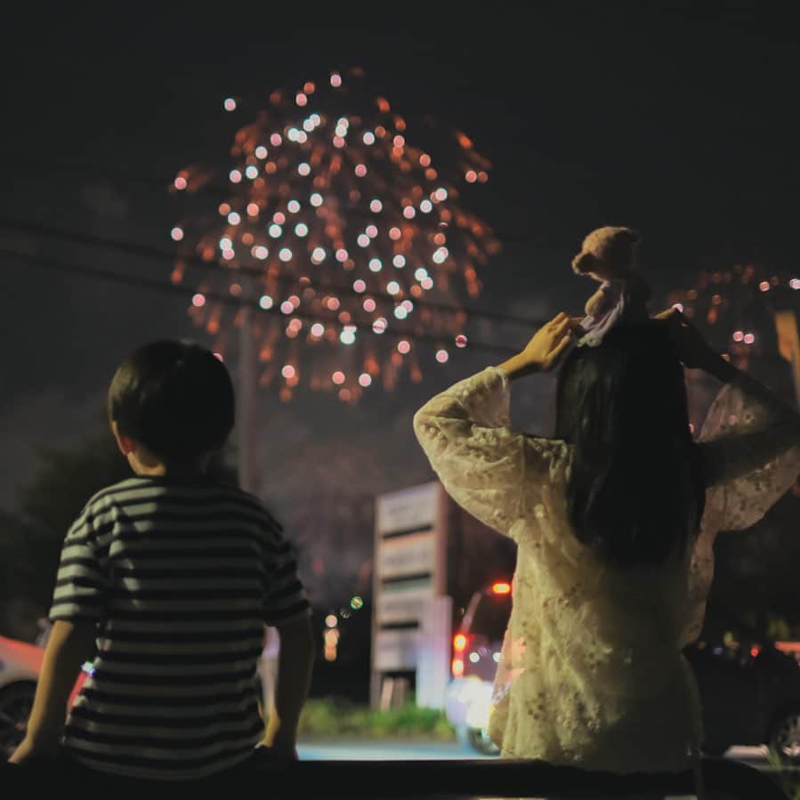 Ai.tのインスタグラム：「. この前花火綺麗だった🎆 . . パパは仕事で行けなくて残念🥹 . . #利根川大花火大会」