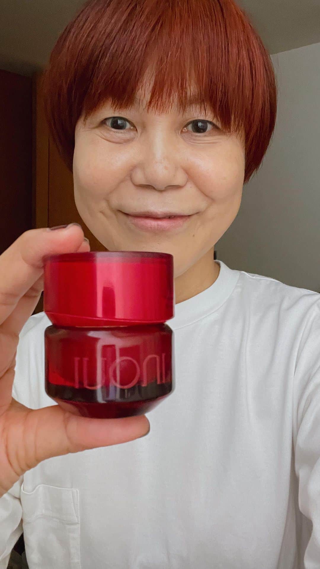 のインスタグラム：「毎日BEAUTY LIVE  2023/9/24  12:15から10分間の毎日Beauty Live です✨  今日のお題《INOUIベースメイク クリームファンデーション》  透明感に立体感、自分のはだや顔立ちを生かすアイテムの揃った新INOUI✨✨  今日はクリームファンデーション。 カバーしてるのに厚さがないのはスゴイです✨✨  #インウイグロープライマー #インウイクリームファンデーション02 #インウイルースパウダー  #毎日ビューティライブ  #山本浩未 #ヤマモトヒロミ #メイクの白黒赤 #ちょっとの手間できれいが違う #おとな美容 #きれいは力  #きれいに終わりはない #たるみはメイクでなくせます」