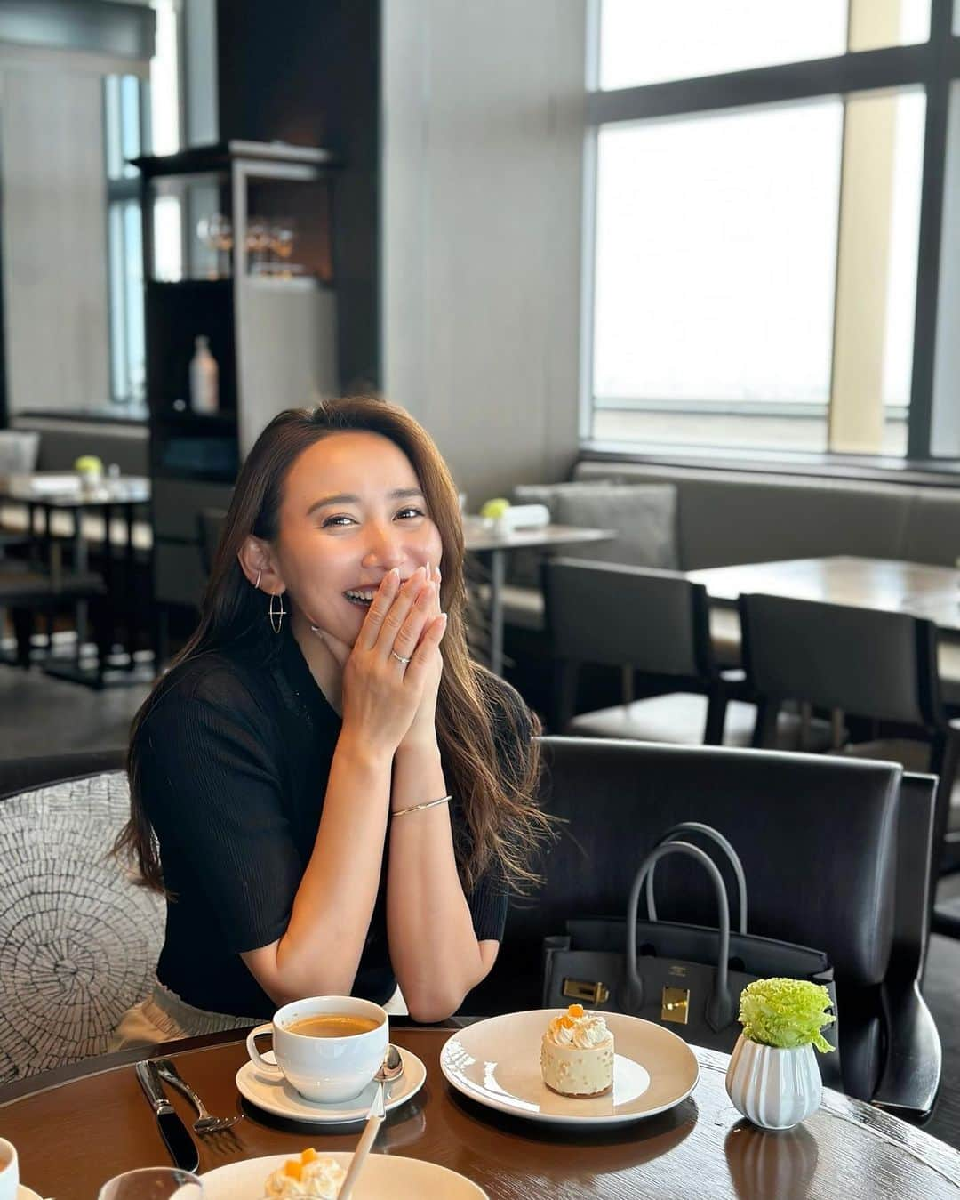 李 雨瀟のインスタグラム：「1日1コーヒー。 いや、時に2.3杯は飲んでる🙈 . カフェする時は必ずカフェラテを頼んじゃう😘 デザートがある時はブラック。 そう決めてるのです🖤 . そんなコーヒー好きにはたまらない アジア最大のスペシャルティコーヒーイベント「SCAJ2023」が 9/27〜30に東京ビックサイトで開催されるよー💕 私は30日11時〜会場に遊びに行きます🥰 9/28〜の南3ホールは一般向けの展示もあるので ぜひ遊びに行ってみてください〜🥰  詳細は @scajconference をフォローして チェックしてみて🖤 . #SCAJ #coffee #コーヒー #カフェ #珈琲　#cafe #ビッグサイト#イベント #コーヒー好き #エルメス #バーキン #バーキン30」