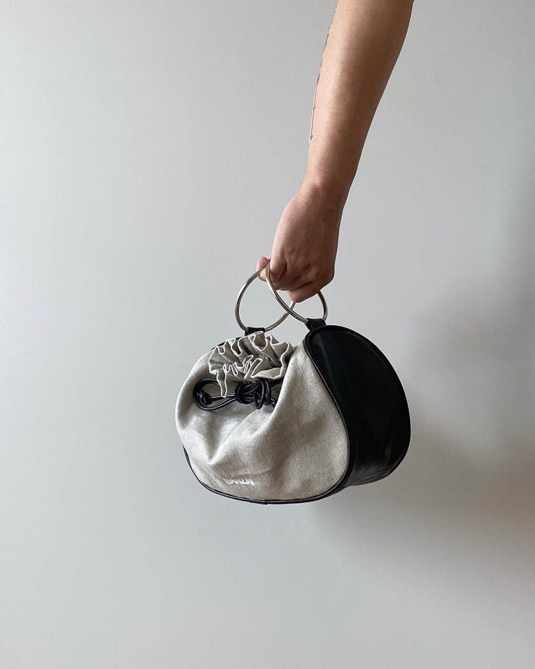 バンザイさんのインスタグラム写真 - (バンザイInstagram)「RING HANDLE SHOULDER BAG*Flax*  リネン帆布をベースに持ち手に大型リング、側面から底面にかけ牛革を使用。ショルダーストラップは取り外し可能。」9月24日 12時24分 - banzai_tokyo