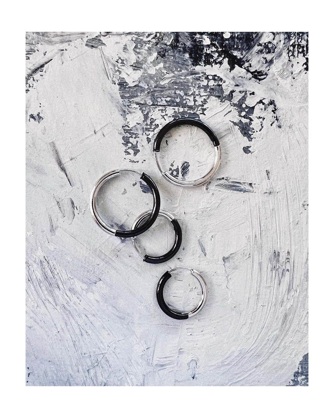 アーカーさんのインスタグラム写真 - (アーカーInstagram)「Black Kairos Hoop Earring  Available at fivethirtypark.com🌚  #530park #fivethirtypark #mensjewelry #unisexjewelry #unisex #GenderNeutralJewelry #jewelry #jewellery #finejewelry #ファイブサーティパーク #ユニセックスジュエリー #メンズジュエリー」9月24日 12時29分 - fivethirtypark
