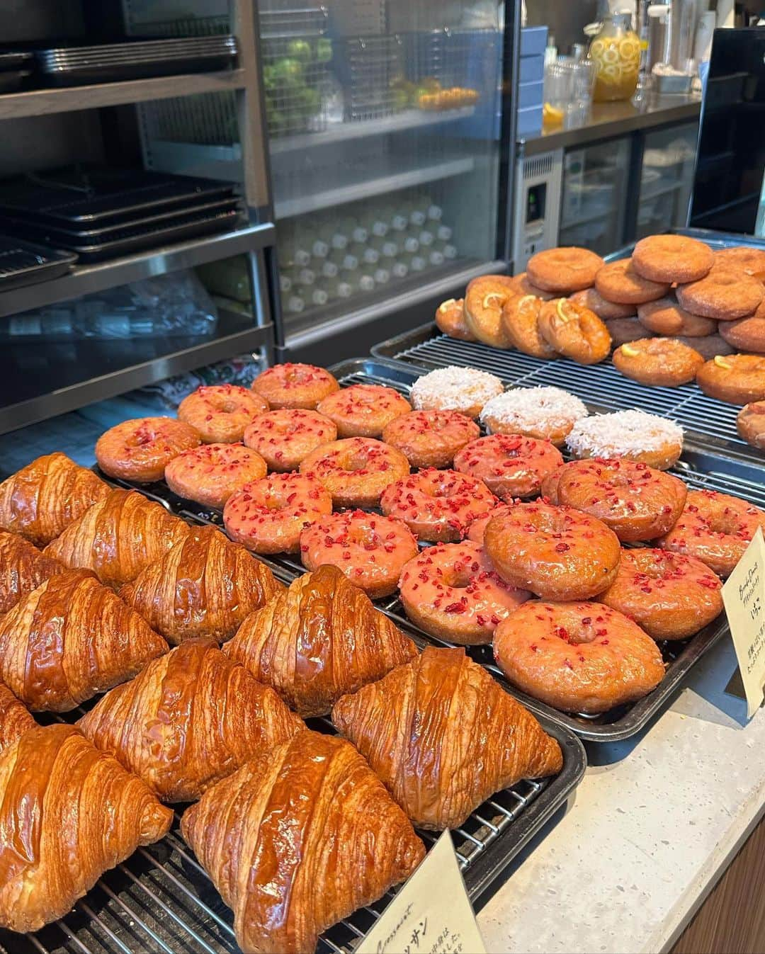 星野めいのインスタグラム：「甘いものが食べたくて仕方なかった日🍩  ここ芝生があって、わんちゃんのお散歩コースになっててとっても良かった🐶♪   I'm donut？表参道の駅近くに出来たよね☺️それも食べたい☺️」