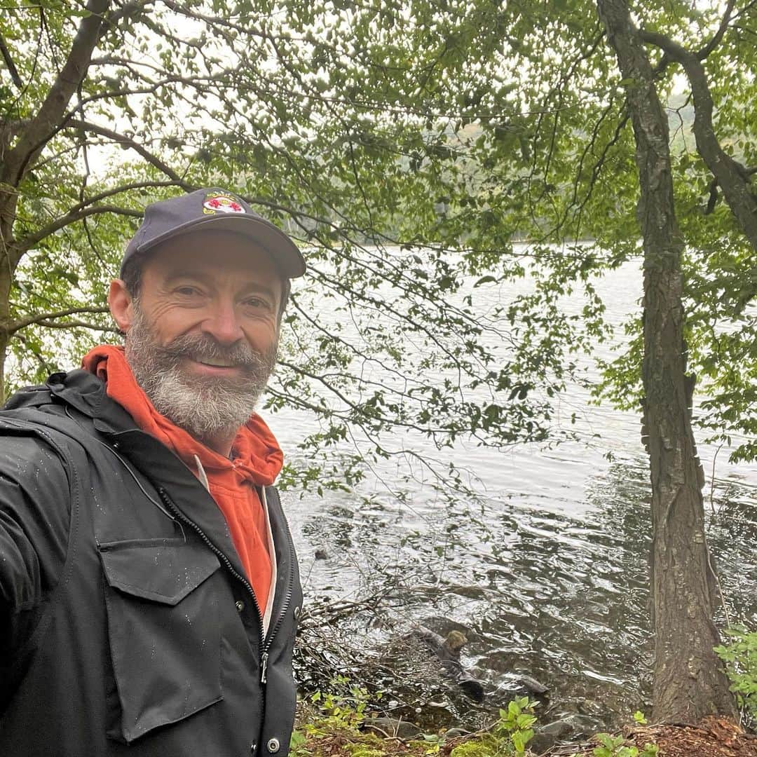 ヒュー・ジャックマンのインスタグラム：「Sunday morning walk in the rain … heaven (and muddy)!」