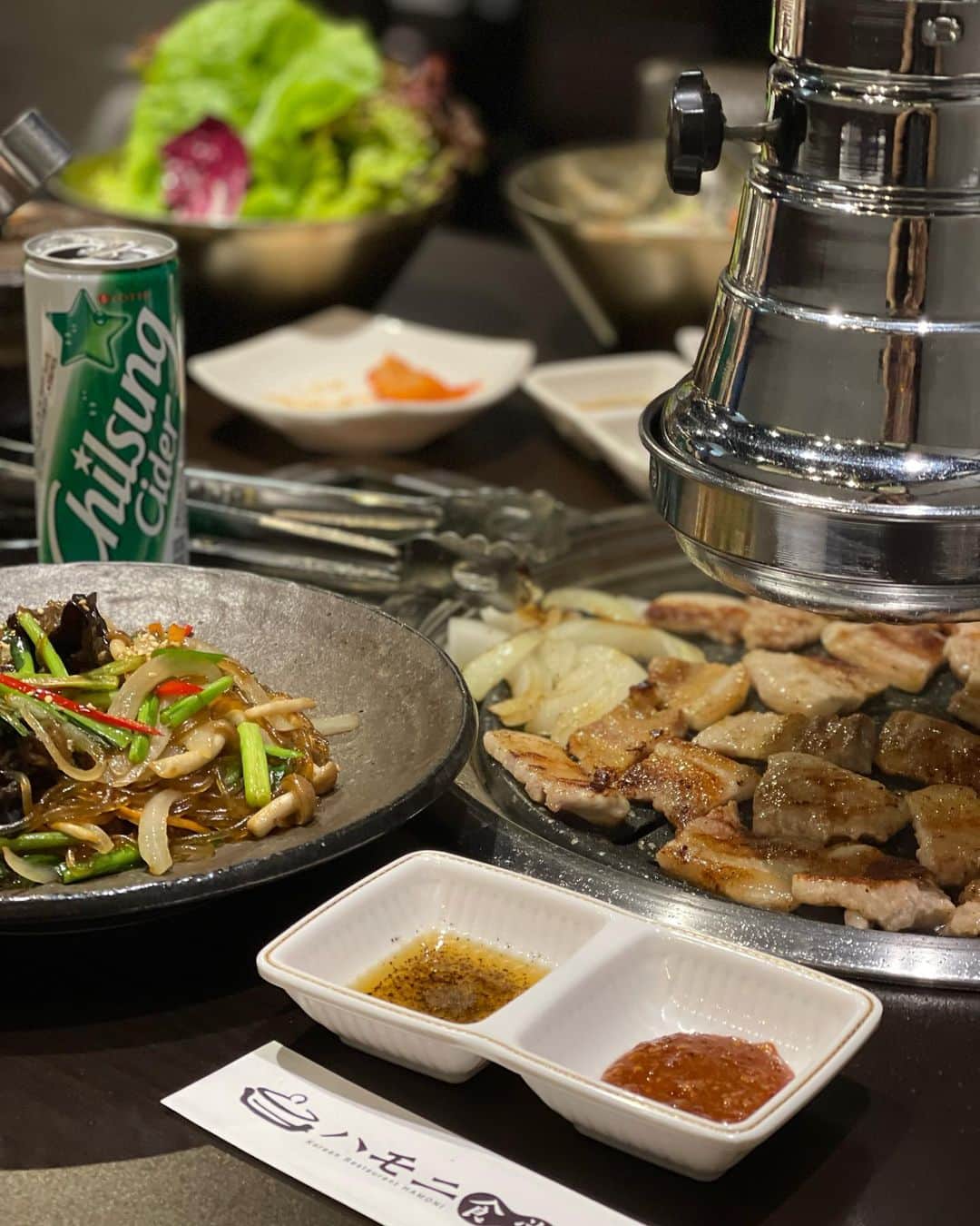 木本泉のインスタグラム：「- 先週も行った"ハモニ食堂"🇰🇷  今日はサムギョプサルを。 先週はポッサムを。  🐷  お腹いっぱいいただきました🤲  #ハモニ食堂#赤坂#韓国料理#サムギョプサル」