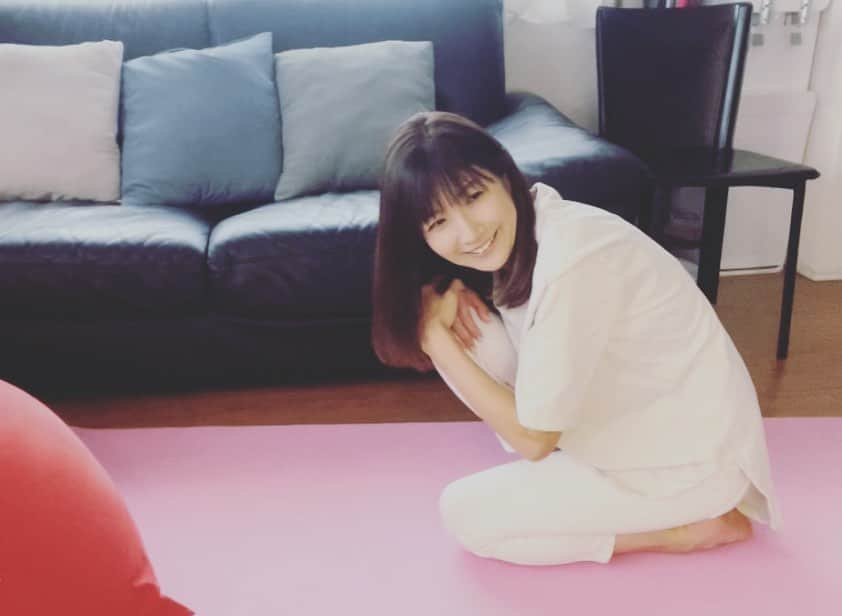 根本美緒さんのインスタグラム写真 - (根本美緒Instagram)「最近、めちゃくちゃ、眠い。。 それはつい夜作業しちゃうのに野球やら学校やらで朝が早いから☝️っていうのと 暑くてなんか目が覚めた👀っていう2つが考えられ。。 この裕子先生の快眠ストレッチをやります私😆 皆さんも是非一緒にお試しあれ！ #ミヤネモちゃんねる #ストレス解消 #ストレッチ #快眠ストレッチ   https://youtu.be/Upu18rTl82Q」9月24日 23時19分 - nemotomio.official