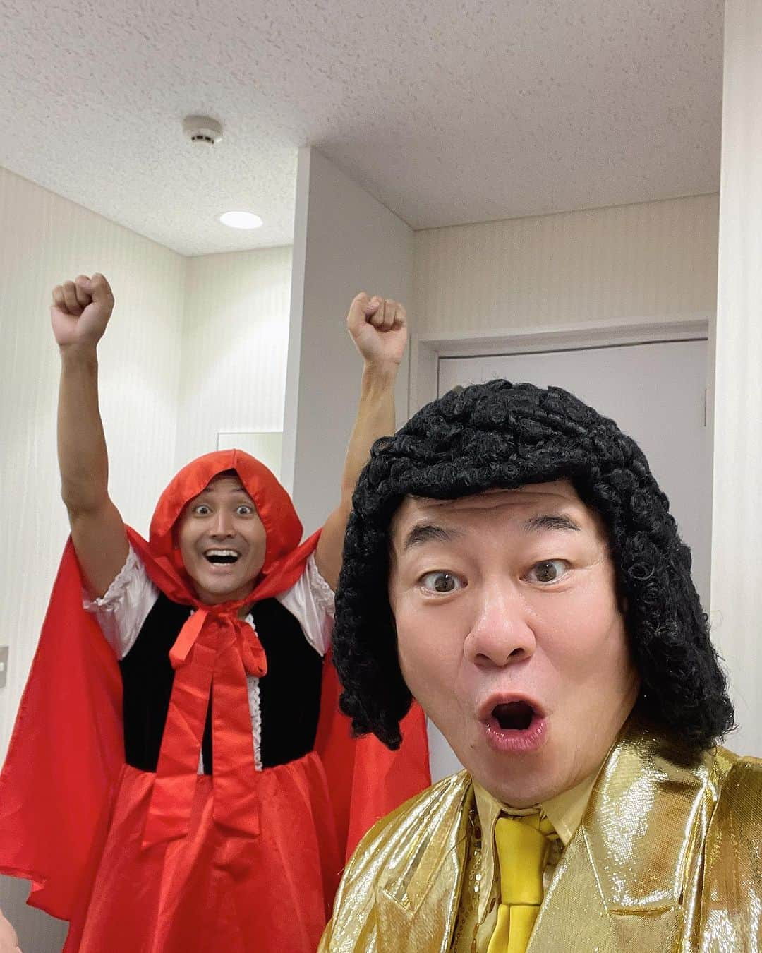 山内要さんのインスタグラム写真 - (山内要Instagram)「歩くパワースポット慶徳二郎ショー 24日本日は3カ所で4ステージでした♪お客様・スタッフの皆様☺️ ありがとうございまぁ〜す😀 舞台袖から観ていましたが・・ 熊本・福岡の芸人のレベルが高い事 高い事びっくりしました‼️😀  福岡の芸人😀にこにこぷんぷんを楽屋に4時間引っ張り込み😀結果遊んでました　笑  #熊本 #福岡 #芸人 #熊本城ホール #花畑広場 #サクラマチクマモト #歩くパワースポット #慶徳二郎」9月24日 23時21分 - keitokujiro