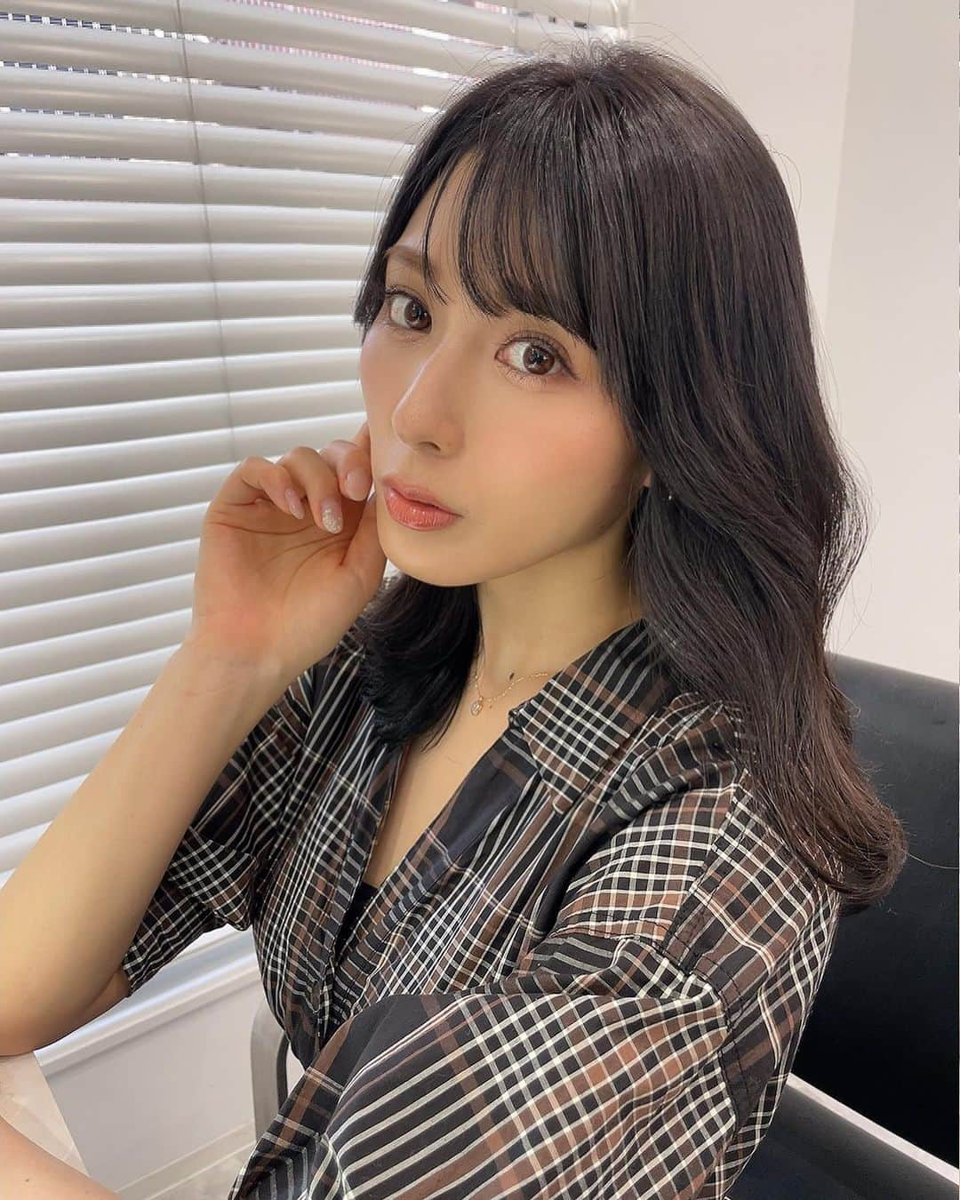 飛田彩のインスタグラム：「前髪解説付き♡  全体のこだわりもありますが顔まわりは誰にも負けないぐらい細かく1人1人に合わせて切っております🥰🥰🥰  サイドバング フェイスバングは短すぎたり長すぎると面長に見えたり、丸く見えすぎちゃうポイントになります🥹  ここの絶妙な切り込みが本当に毎回楽しい🙊💜  色味はブルーグレージュになります✴︎  ご来店お待ちしております♡」