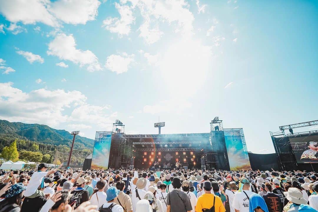 山口隆のインスタグラム：「中津川SOLAR BUDOKAN ‼︎ このフェスはいつだって僕らのライブを最高に盛り上げてくれるんだ。 中津川に集まってくれたみんなは今回も激烈にヤバいロックンロールを僕らに提供してくれたんだ！ ありがとう！ホントに幸せでした。 また君とこんなロックンロールが鳴らせたらいいな！ 写真@saru_camera 写真　SARUYA AYUMI  #中津川ソーラー武道館」