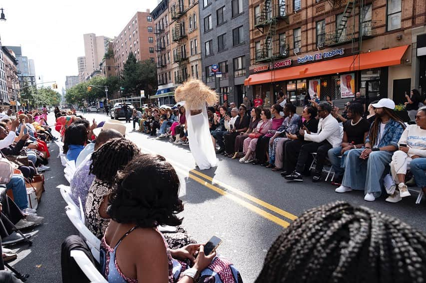 Q. Sakamakiさんのインスタグラム写真 - (Q. SakamakiInstagram)「Street of Harlem in NYC turns to a runway of a fashion. It was created, directed as “Tales of the Serengeti' collection” by Sierra Leone-born designer San Sankoh (the canter at the last image). It was also collaborated with Harlem’s iconic Melba’s cuisine. Shot in Sep 16, 2023. #Harlm #HarlemFashionShow #NYC #SanSankoh #Melba #Melba’s」9月24日 21時53分 - qsakamaki