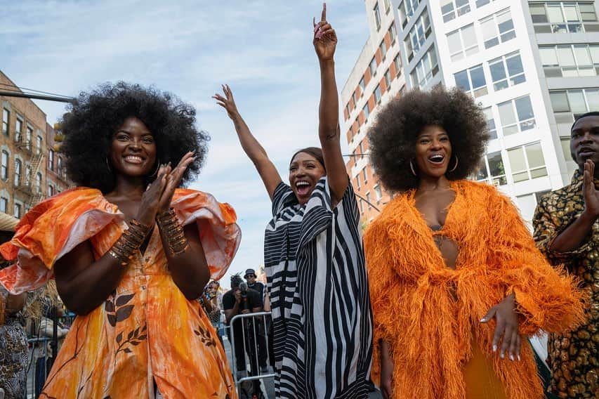 Q. Sakamakiさんのインスタグラム写真 - (Q. SakamakiInstagram)「Street of Harlem in NYC turns to a runway of a fashion. It was created, directed as “Tales of the Serengeti' collection” by Sierra Leone-born designer San Sankoh (the canter at the last image). It was also collaborated with Harlem’s iconic Melba’s cuisine. Shot in Sep 16, 2023. #Harlm #HarlemFashionShow #NYC #SanSankoh #Melba #Melba’s」9月24日 21時53分 - qsakamaki