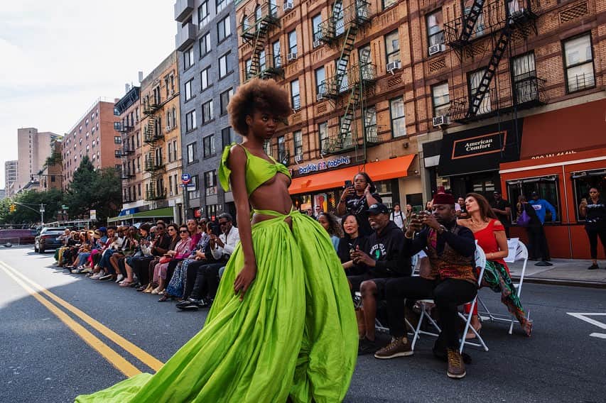 Q. Sakamakiのインスタグラム：「Street of Harlem in NYC turns to a runway of a fashion. It was created, directed as “Tales of the Serengeti' collection” by Sierra Leone-born designer San Sankoh (the canter at the last image). It was also collaborated with Harlem’s iconic Melba’s cuisine. Shot in Sep 16, 2023. #Harlm #HarlemFashionShow #NYC #SanSankoh #Melba #Melba’s」