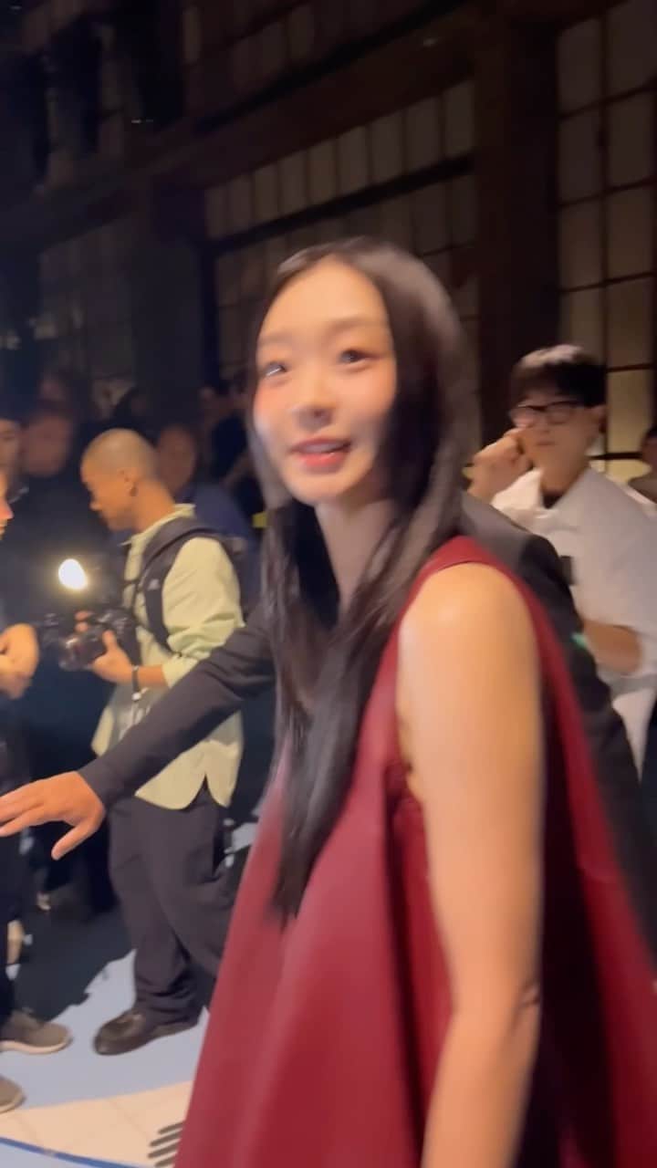 のインスタグラム：「ボッテガ・ヴェネタのショーに現れたキム・ダミ。赤いレザードレスと姫カットのヘアスタイルで、会場の注目を集めていました✨ #BottegaVeneta #ボッテガヴェネタ #KimDaMi #キムダミ #김다미 #MilanFashionWeek #MilanFashionWeek #MFW」